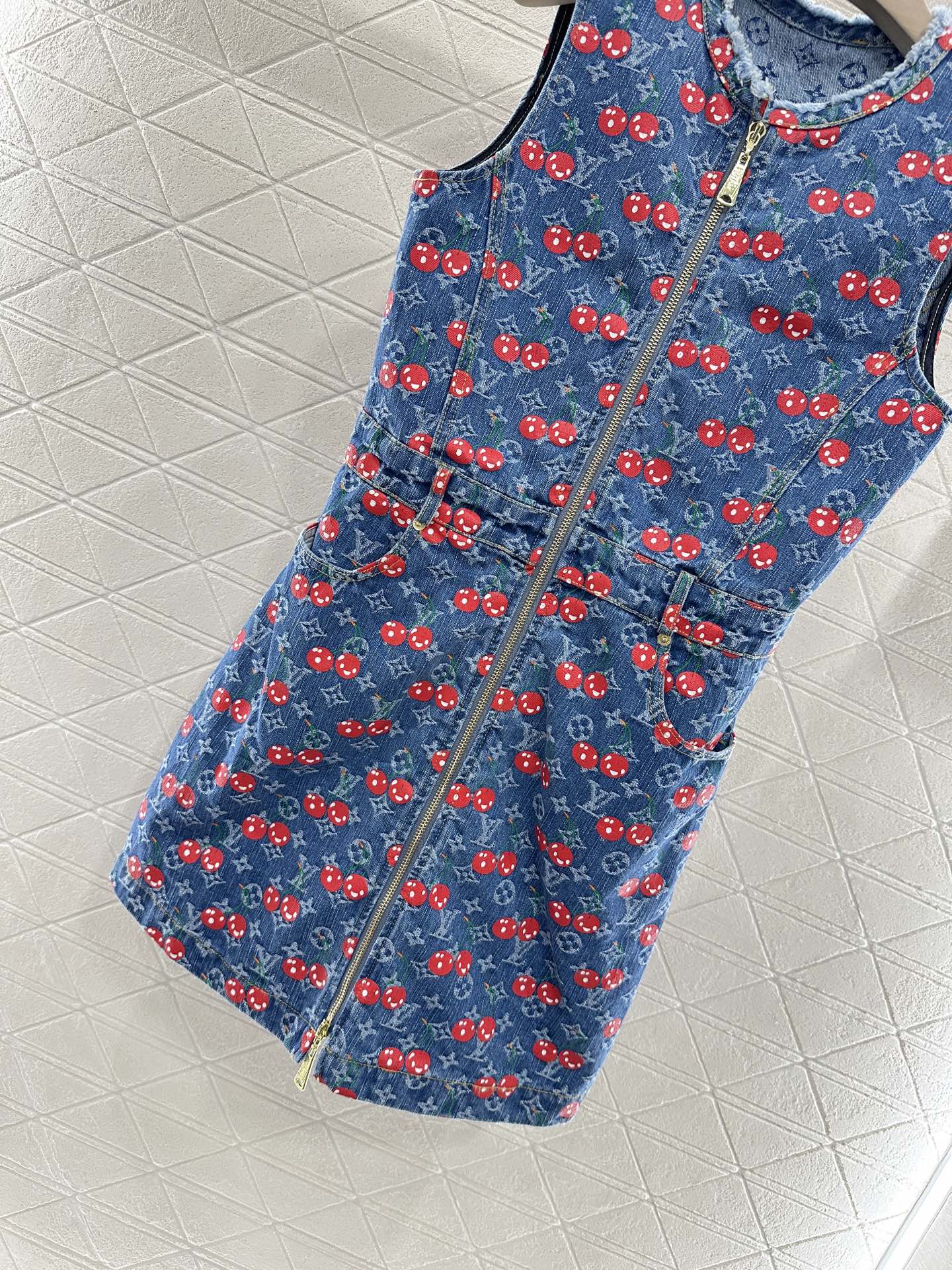 ♥Louis Vuitto*♥2025新品上架
       提花收腰背心裙
定制YB斜纹棉牛仔材质 质