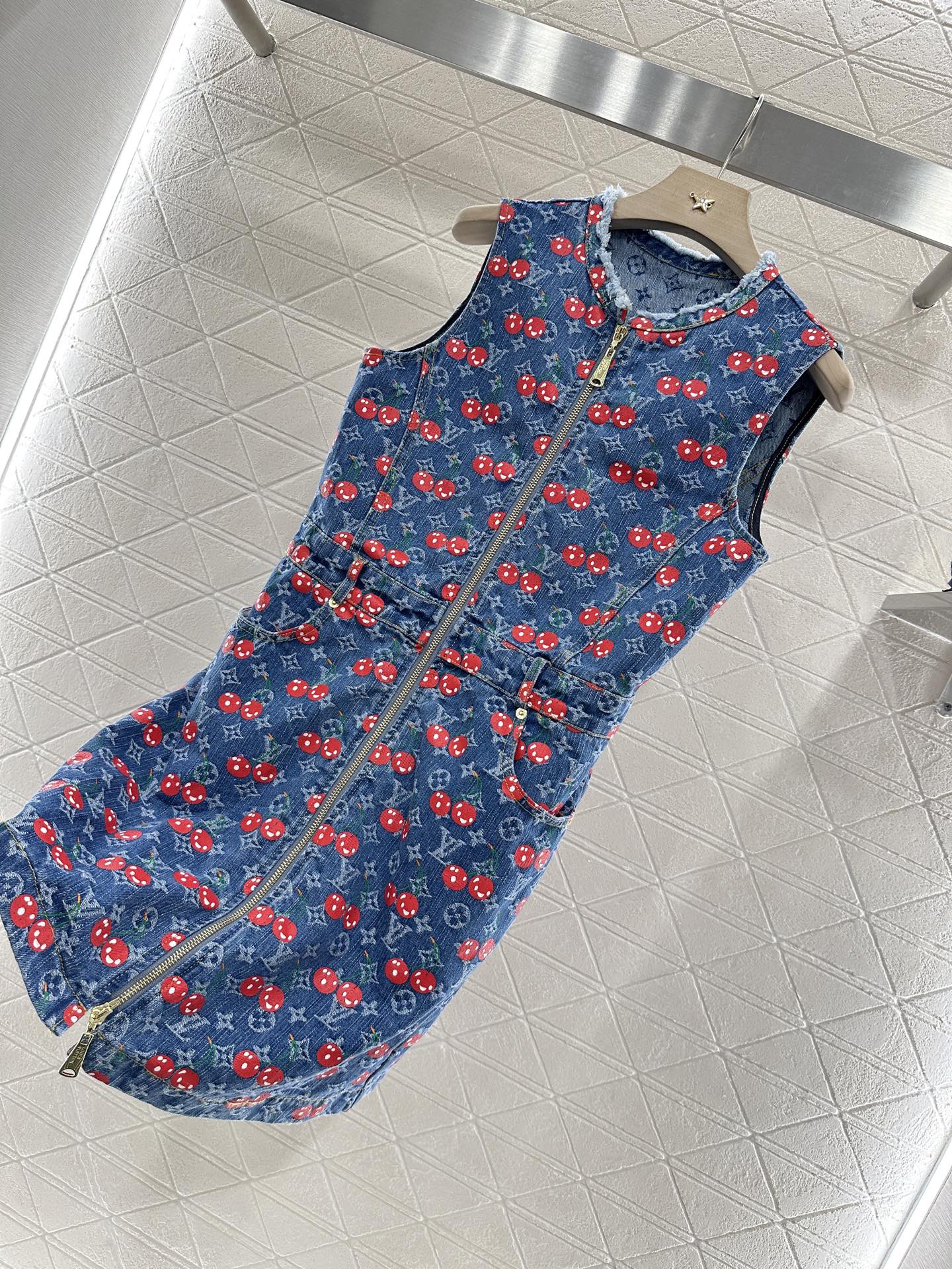 ♥Louis Vuitto*♥2025新品上架
       提花收腰背心裙
定制YB斜纹棉牛仔材质 质