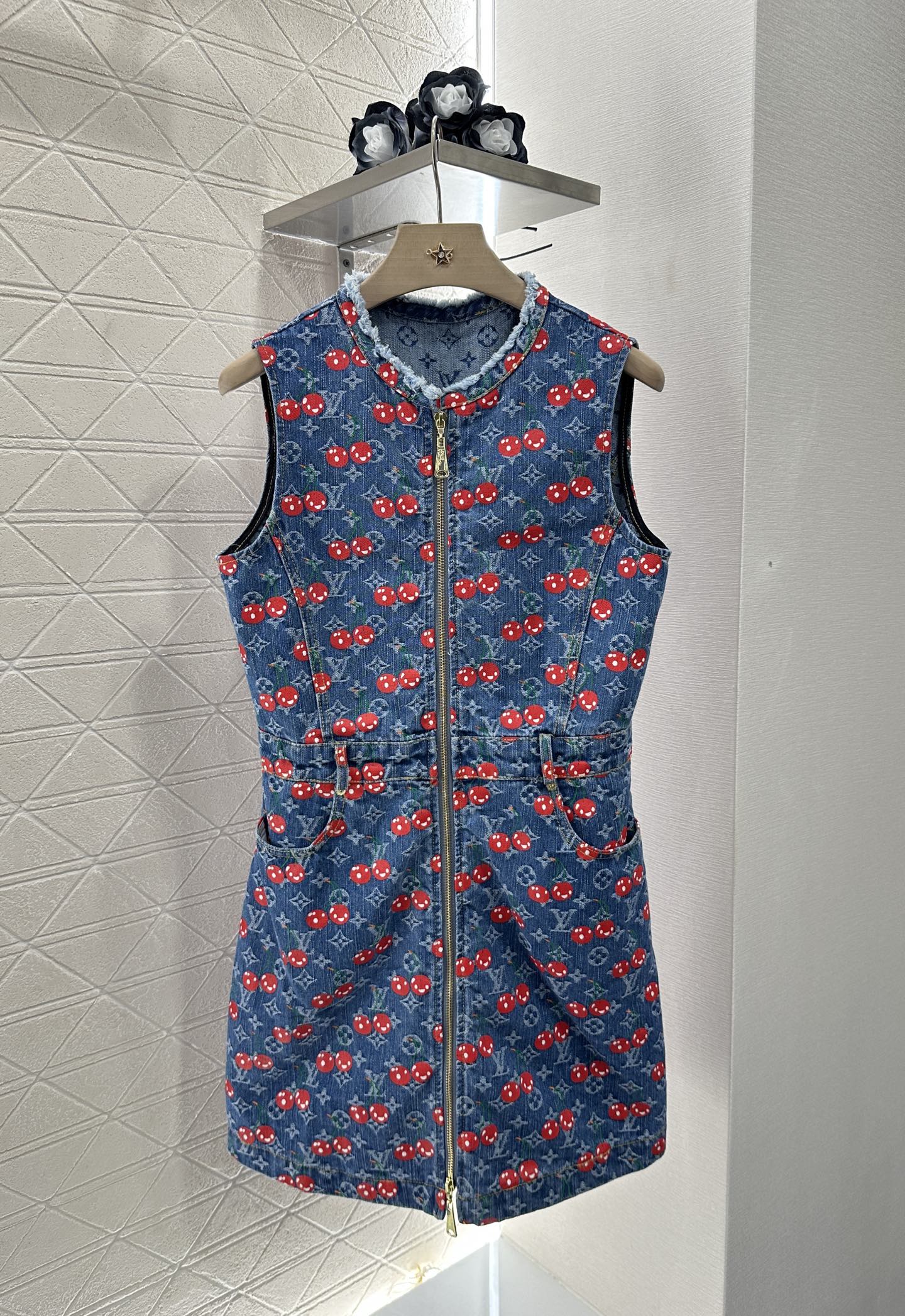 ♥Louis Vuitto*♥2025新品上架
       提花收腰背心裙
定制YB斜纹棉牛仔材质 质