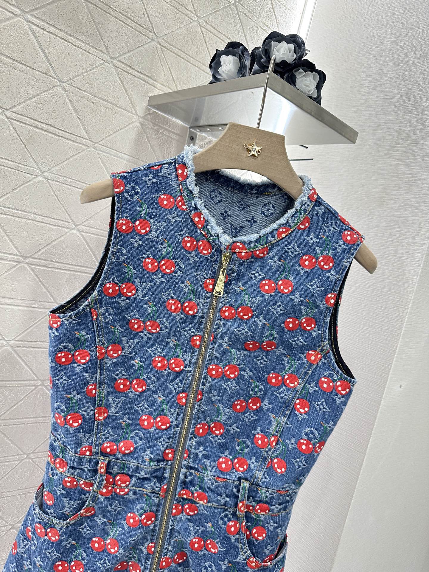 ♥Louis Vuitto*♥2025新品上架
       提花收腰背心裙
定制YB斜纹棉牛仔材质 质