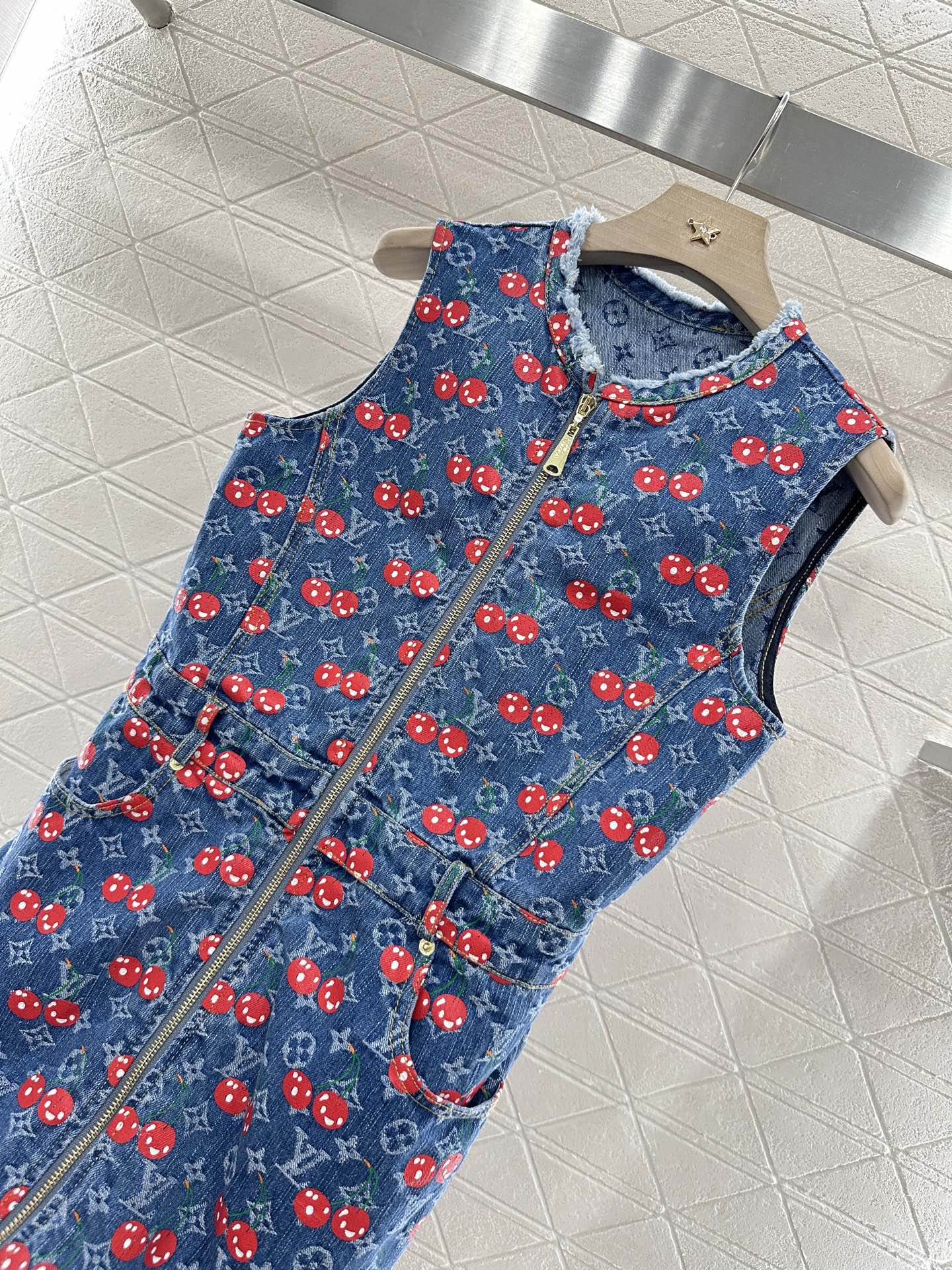 ♥Louis Vuitto*♥2025新品上架
       提花收腰背心裙
定制YB斜纹棉牛仔材质 质