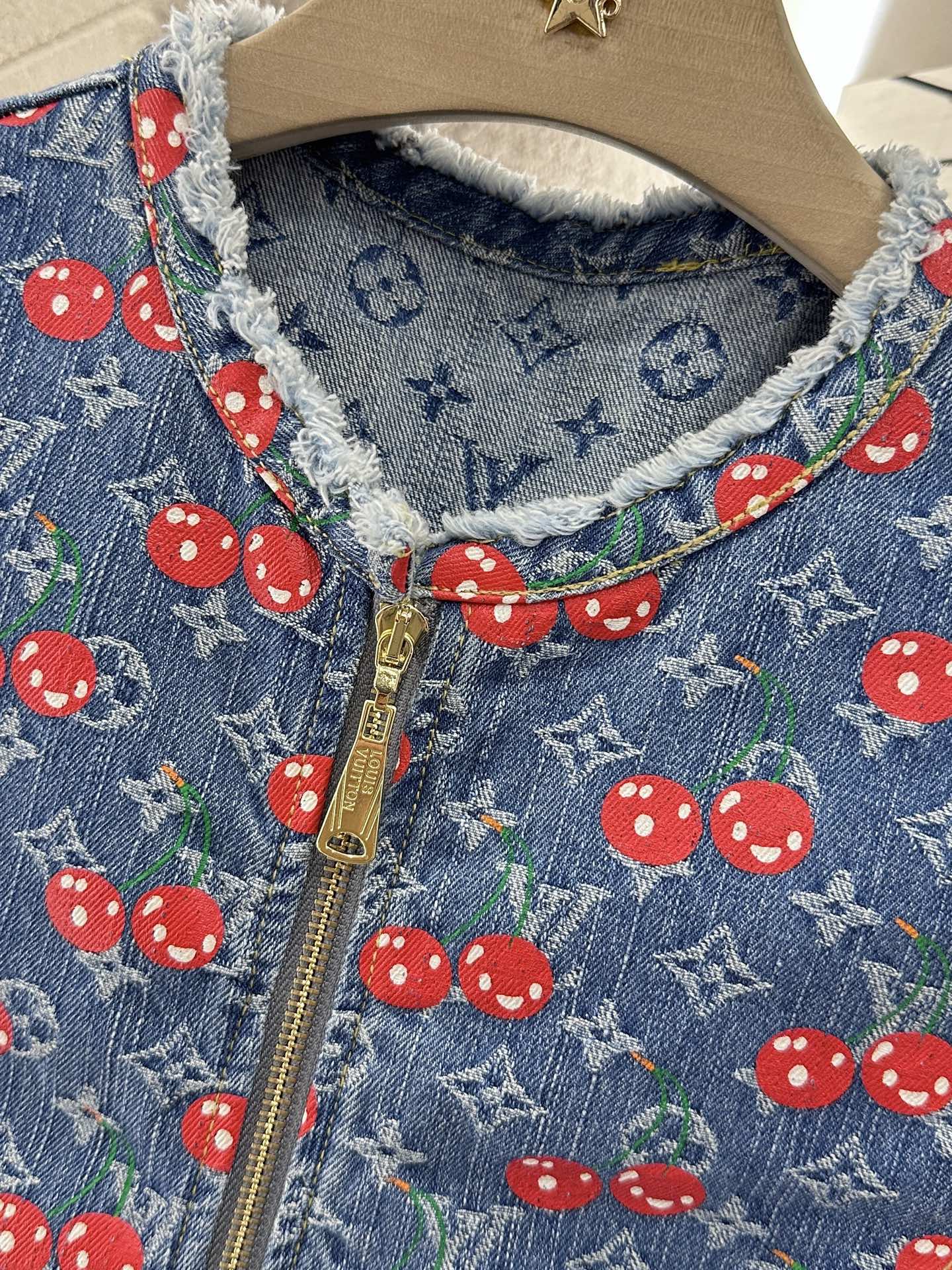 ♥Louis Vuitto*♥2025新品上架
       提花收腰背心裙
定制YB斜纹棉牛仔材质 质
