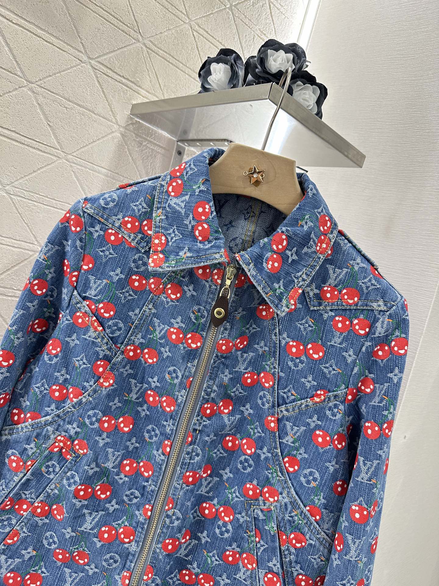 ♥Louis Vuitto*♥2025新品上架
     提花牛仔夹克短裤套装
定制YB斜纹棉牛仔材质 