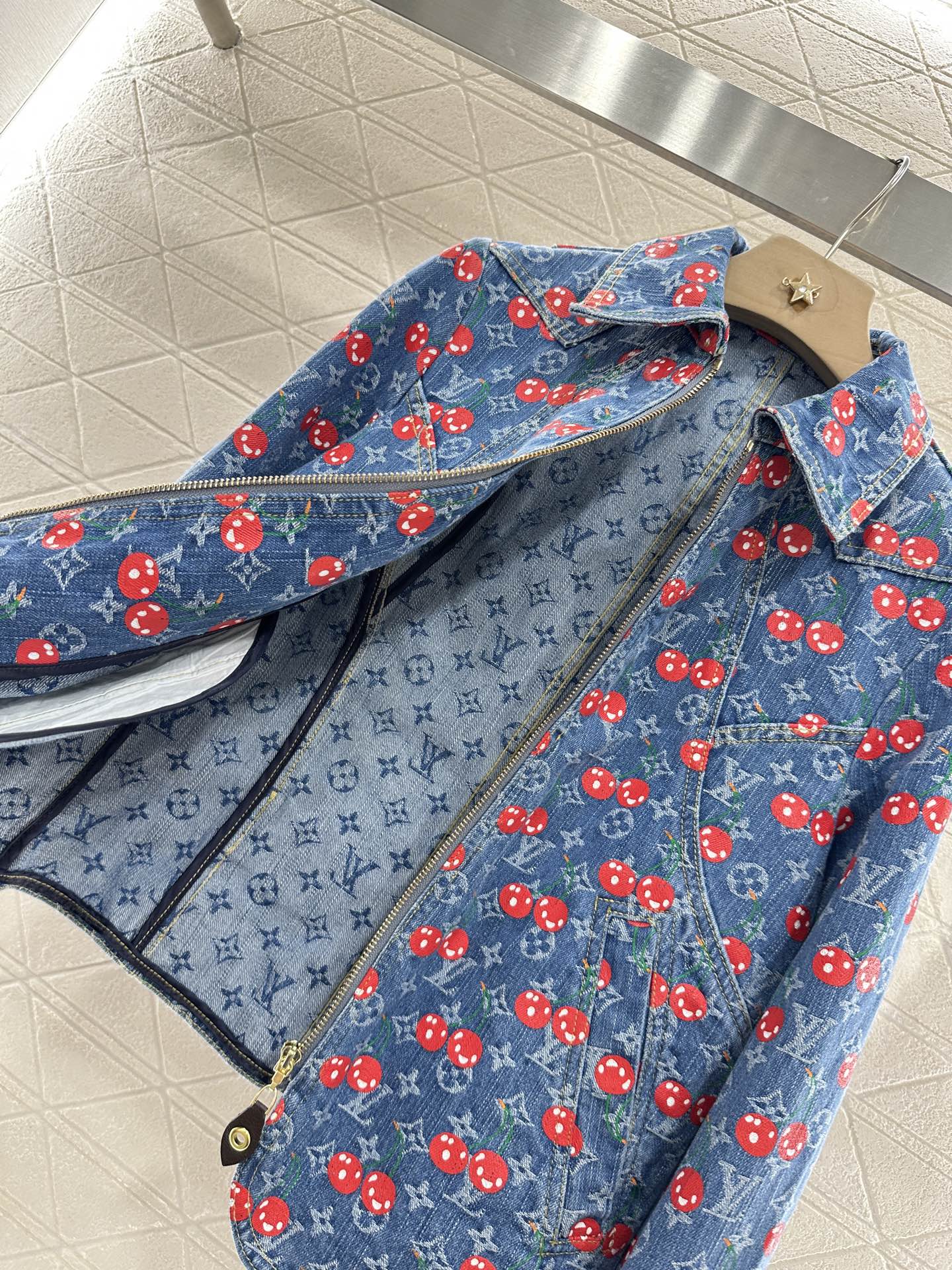 ♥Louis Vuitto*♥2025新品上架
     提花牛仔夹克短裤套装
定制YB斜纹棉牛仔材质 