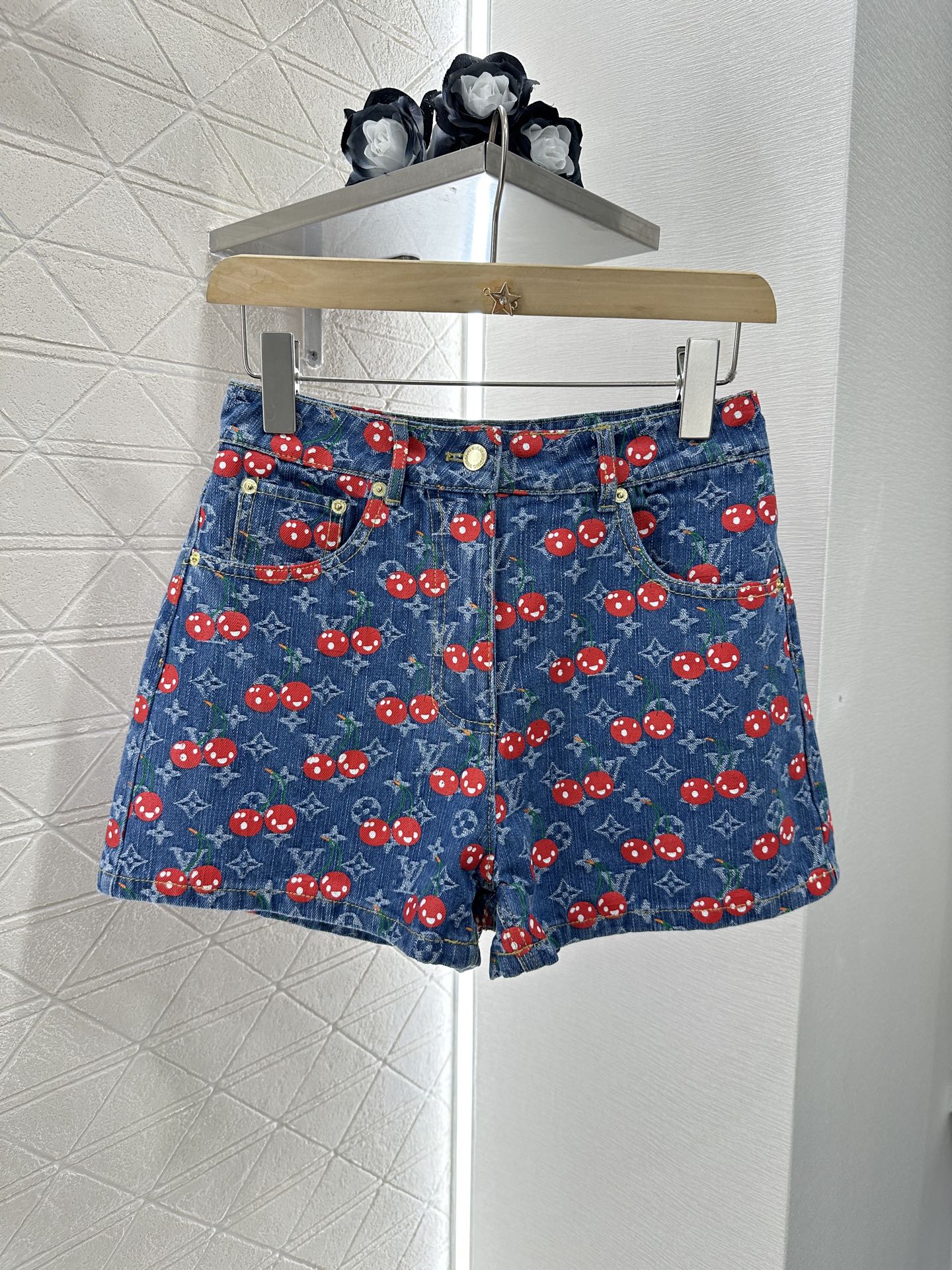 ♥Louis Vuitto*♥2025新品上架
     提花牛仔夹克短裤套装
定制YB斜纹棉牛仔材质 