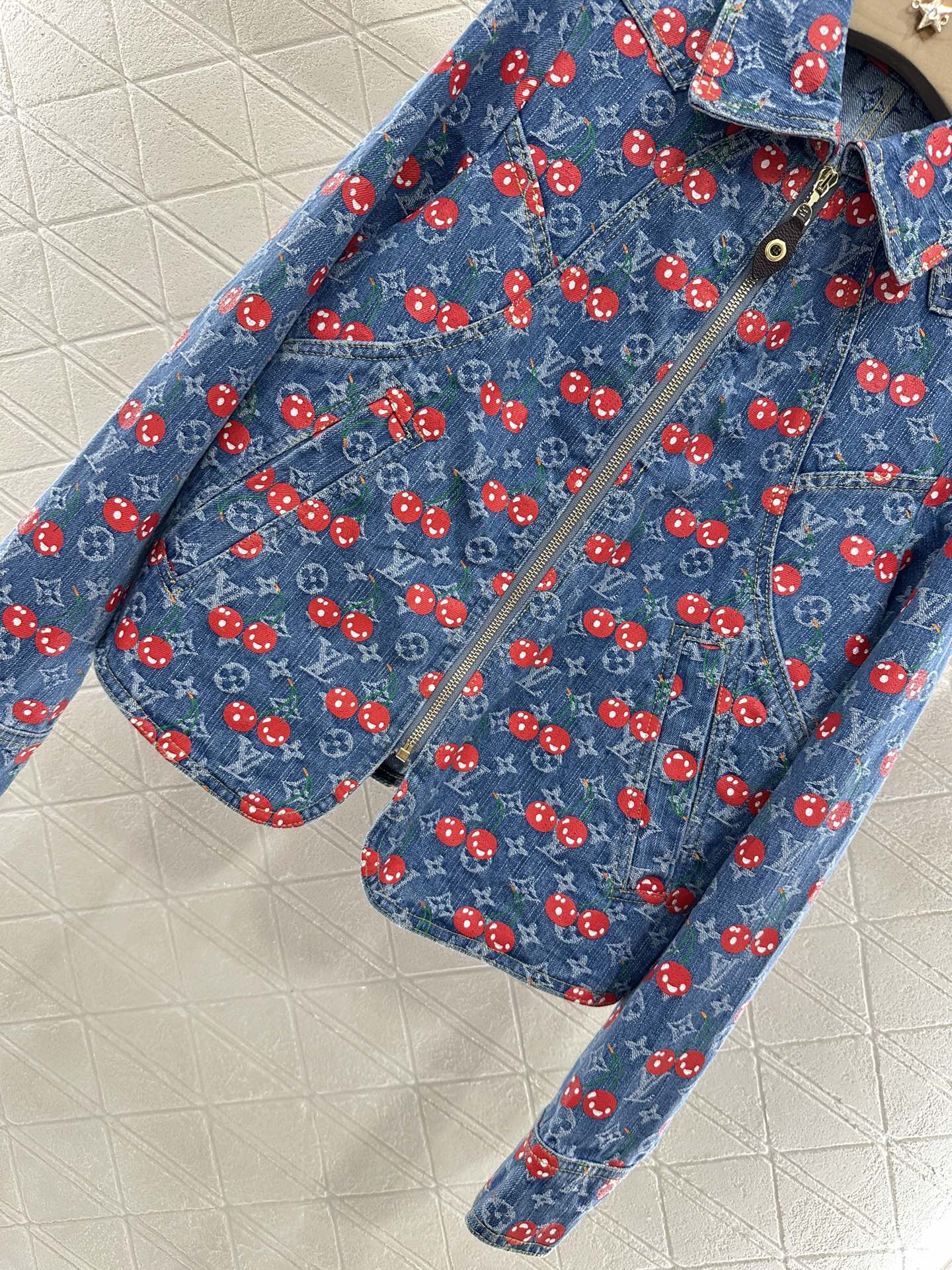 ♥Louis Vuitto*♥2025新品上架
     提花牛仔夹克短裤套装
定制YB斜纹棉牛仔材质 