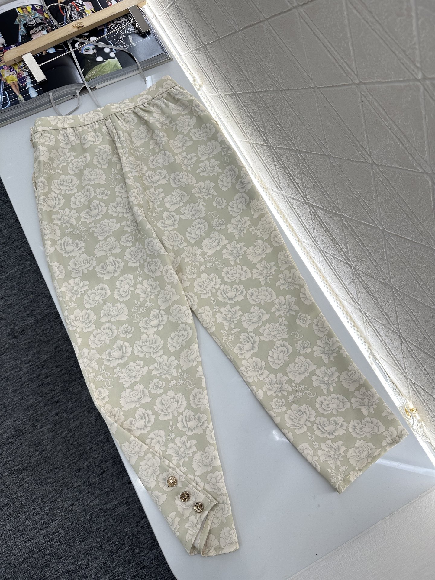 ♥Chane*♥2025新品上架
  印花无袖衬衣九分裤套装
定制YB进口斜纹绸材质 印花工艺处理 呈现
