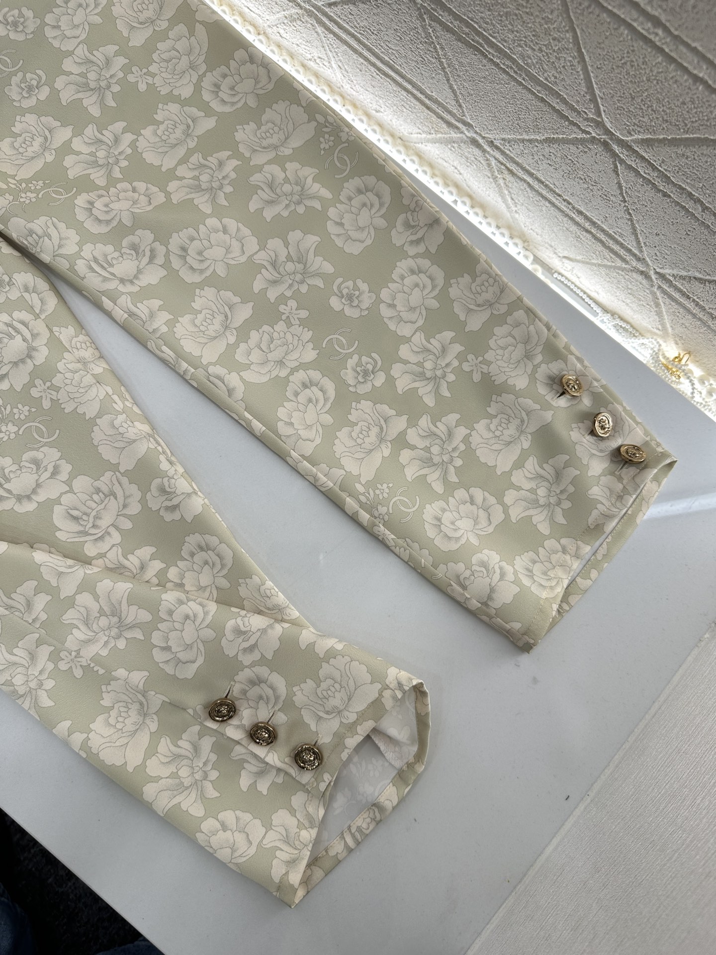 ♥Chane*♥2025新品上架
  印花无袖衬衣九分裤套装
定制YB进口斜纹绸材质 印花工艺处理 呈现