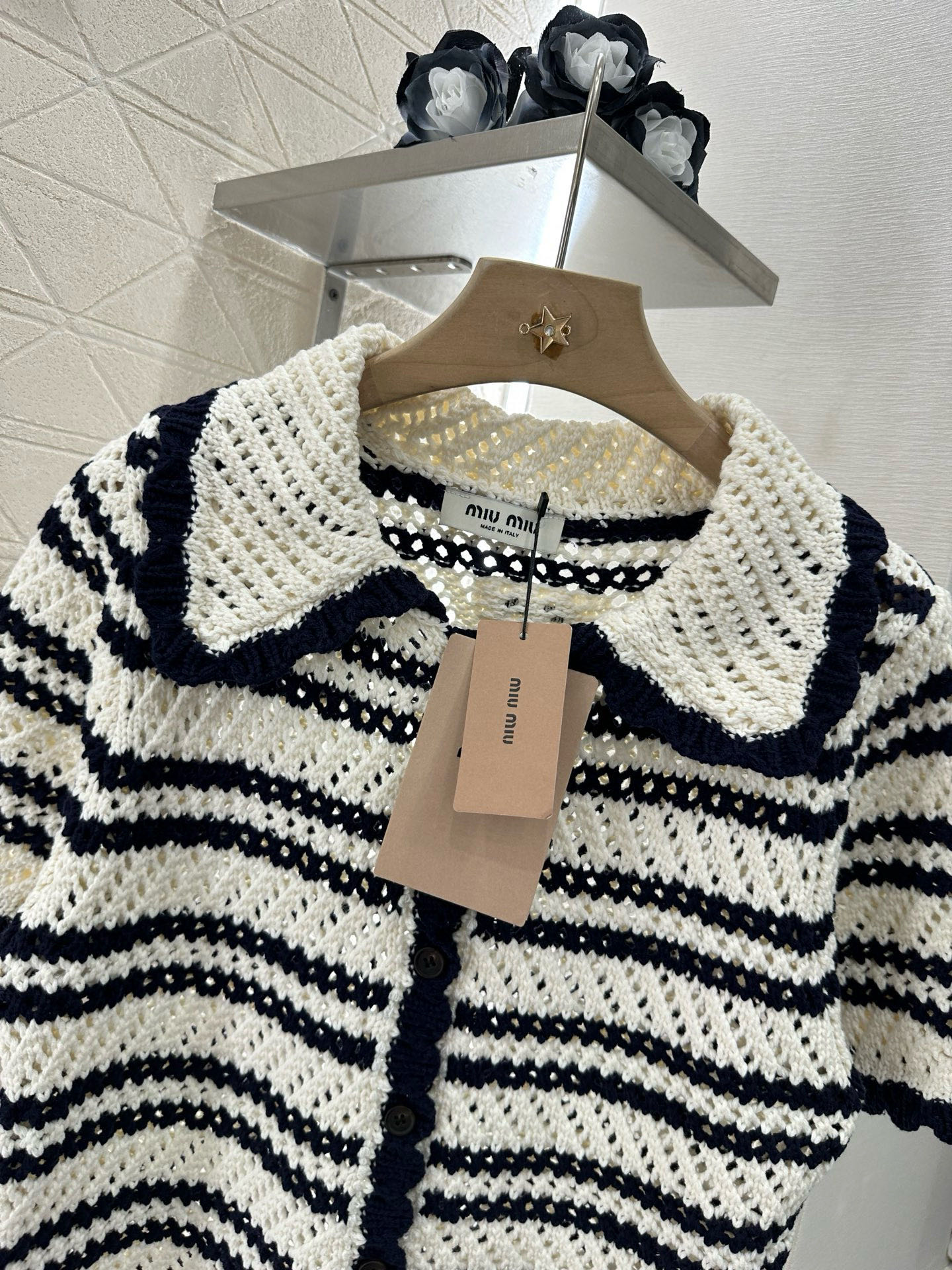 ♥Miumi*♥2025新品上架
 手工针织短袖开衫短裙套装
定制YB羊毛纱线织造 质感高级舒适 翻领针