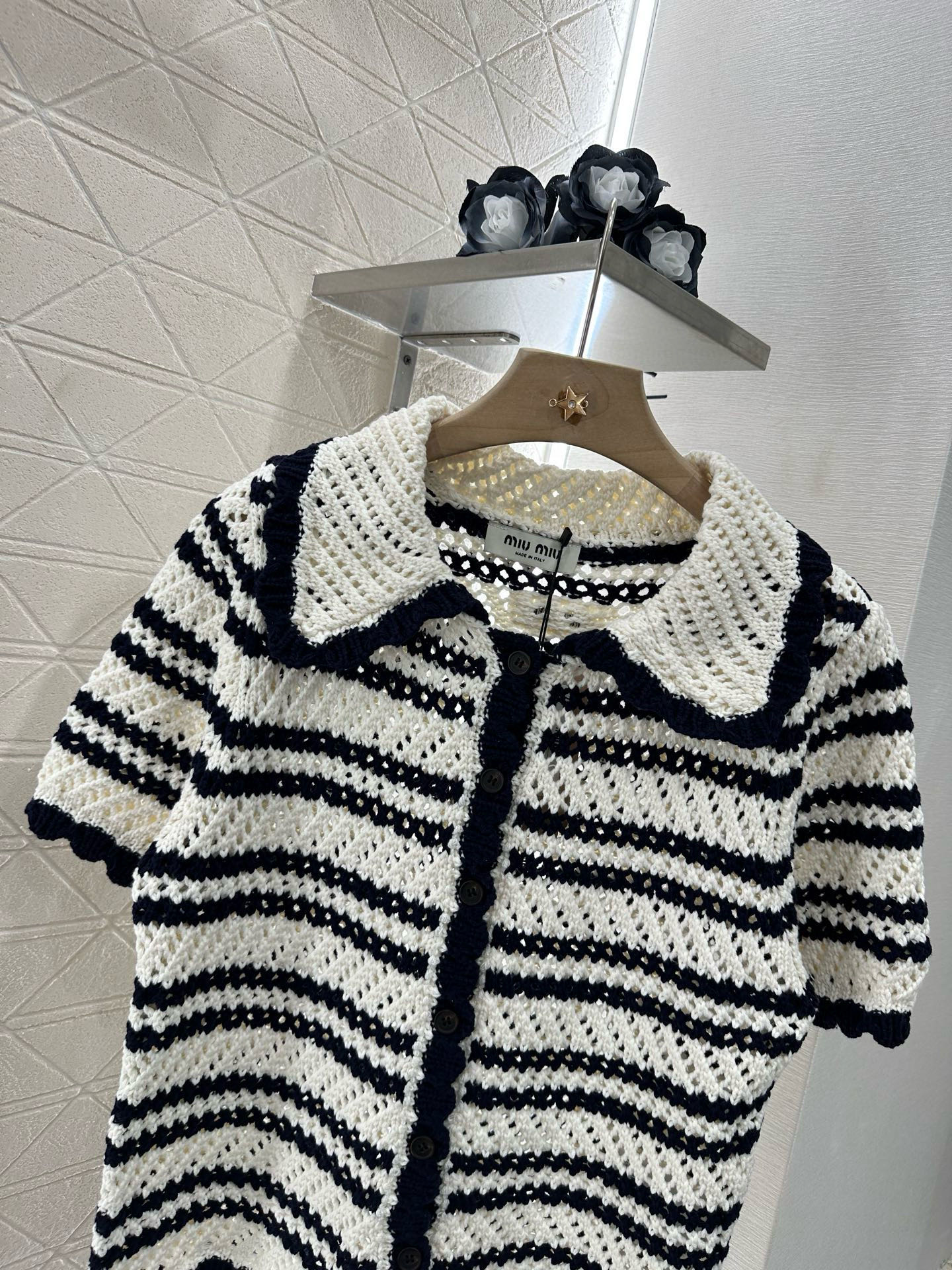 ♥Miumi*♥2025新品上架
 手工针织短袖开衫短裙套装
定制YB羊毛纱线织造 质感高级舒适 翻领针