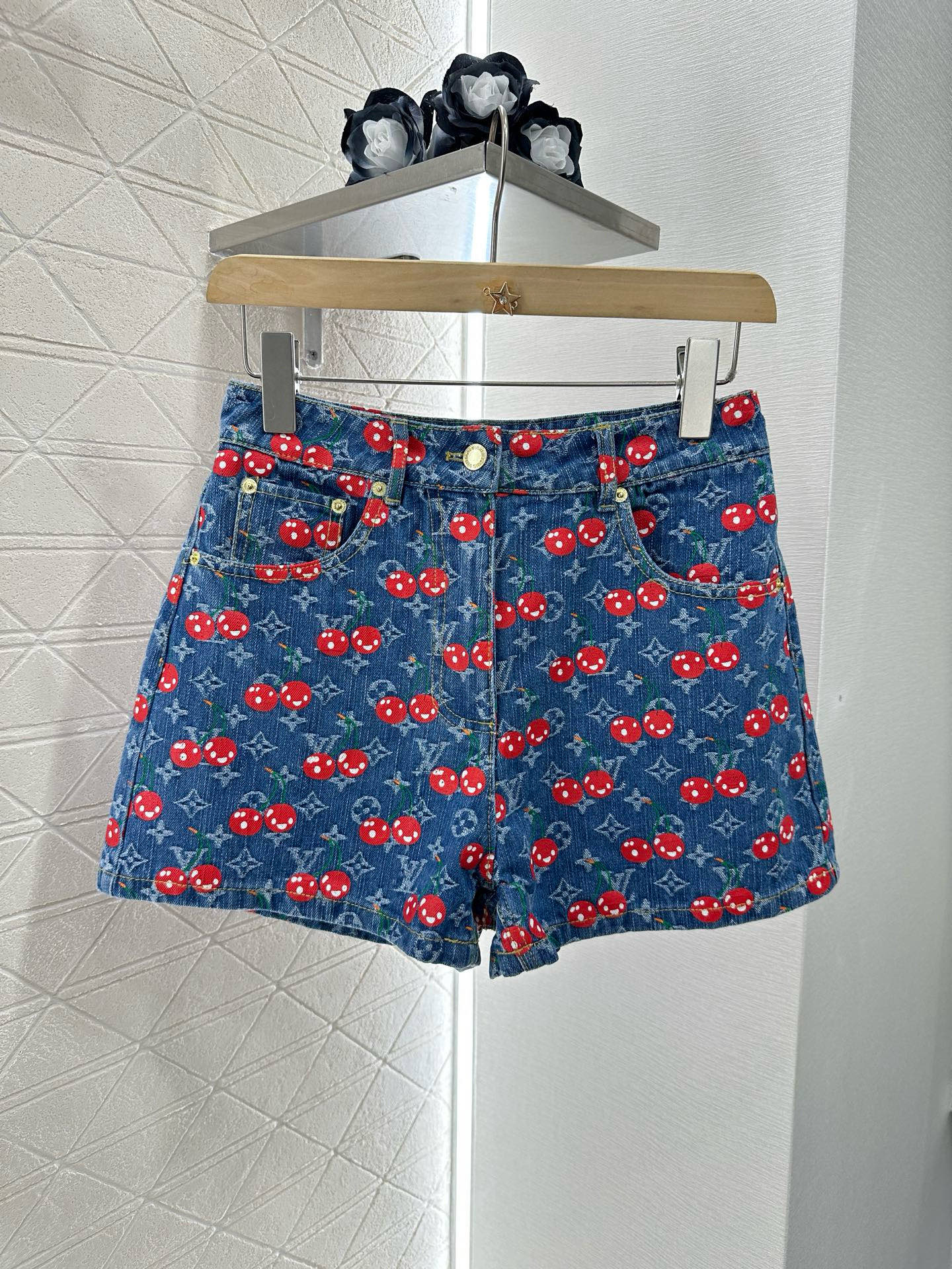♥Louis Vuitto*♥2025新品上架
     提花牛仔夹克短裤套装
定制YB斜纹棉牛仔材质 