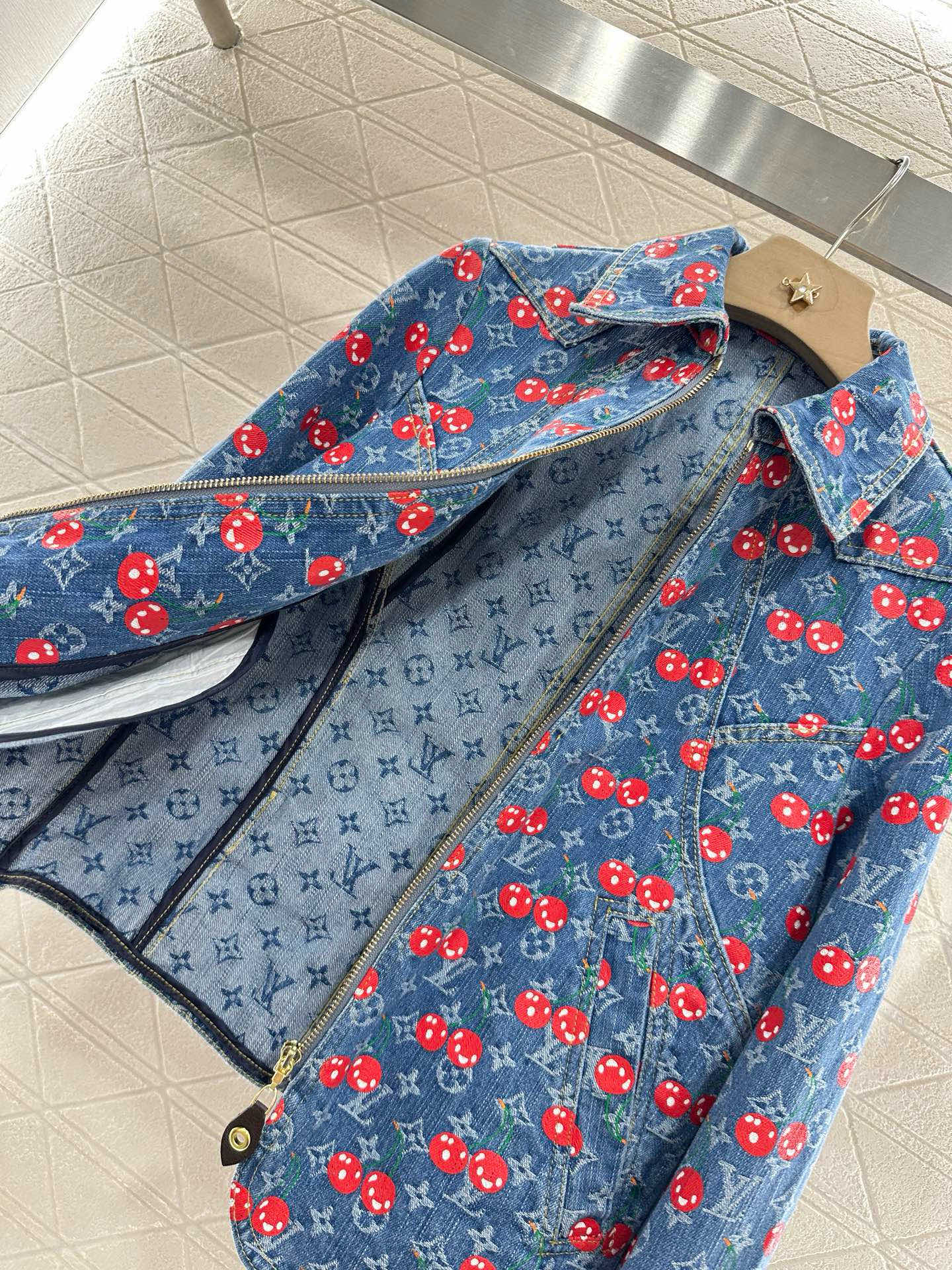 ♥Louis Vuitto*♥2025新品上架
     提花牛仔夹克短裤套装
定制YB斜纹棉牛仔材质 