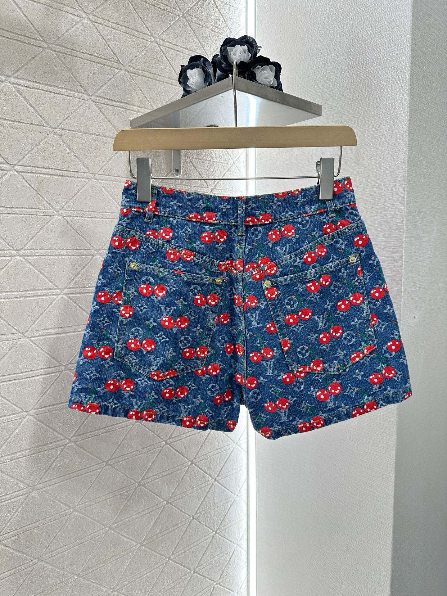 ♥Louis Vuitto*♥2025新品上架
     提花牛仔夹克短裤套装
定制YB斜纹棉牛仔材质 