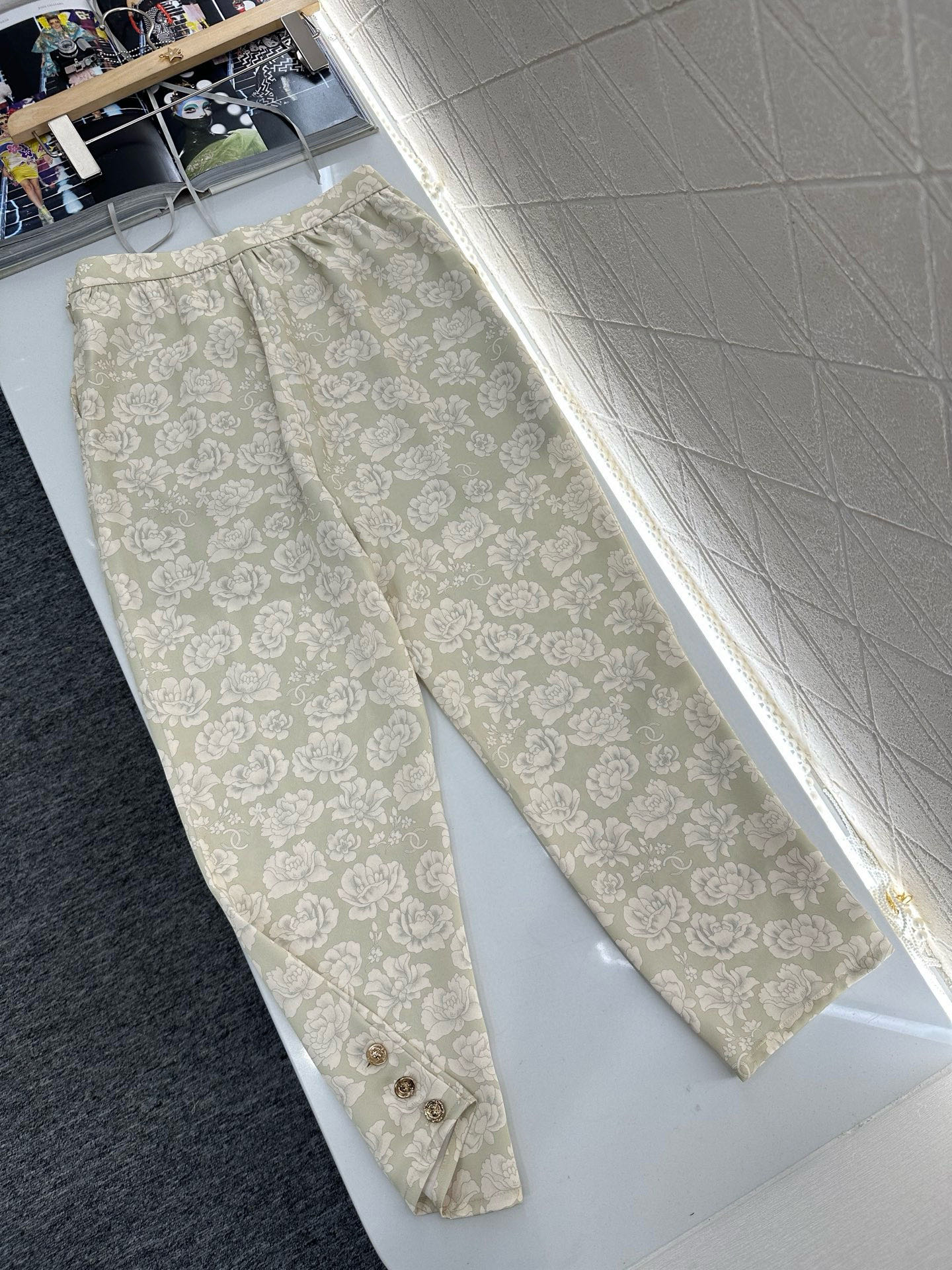 ♥Chane*♥2025新品上架
  印花无袖衬衣九分裤套装
定制YB进口斜纹绸材质 印花工艺处理 呈现