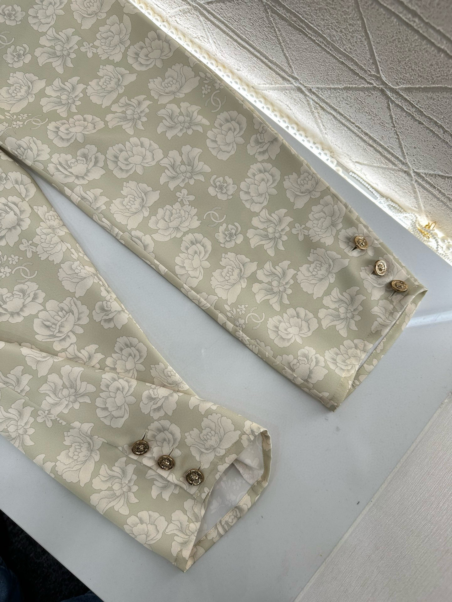 ♥Chane*♥2025新品上架
  印花无袖衬衣九分裤套装
定制YB进口斜纹绸材质 印花工艺处理 呈现