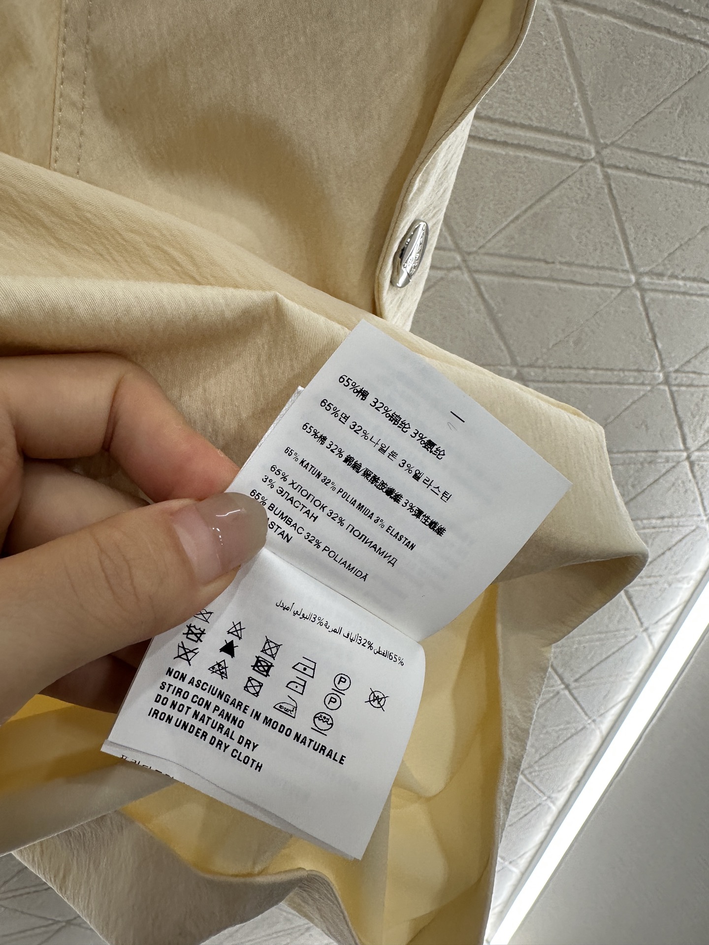♥Prad*♥2025新品上架
     翻领工装背心裙
定制YB进口棉纶材质 质感光泽 挺括有型 工装