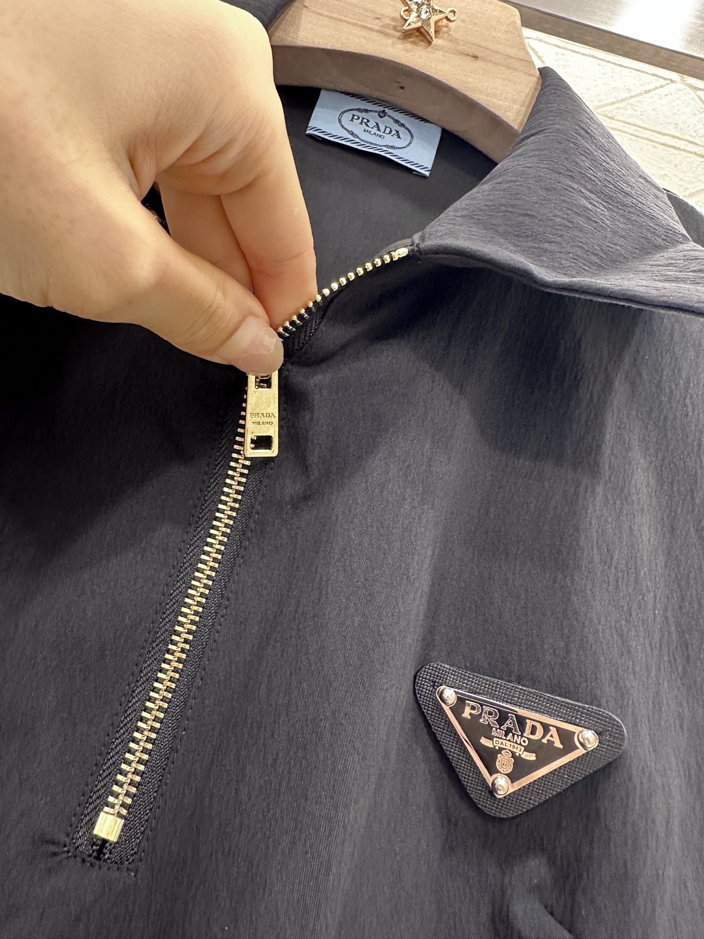 ♥Prad*♥2025新品上架
     翻领工装背心裙
定制YB进口棉纶材质 质感光泽 挺括有型 工装
