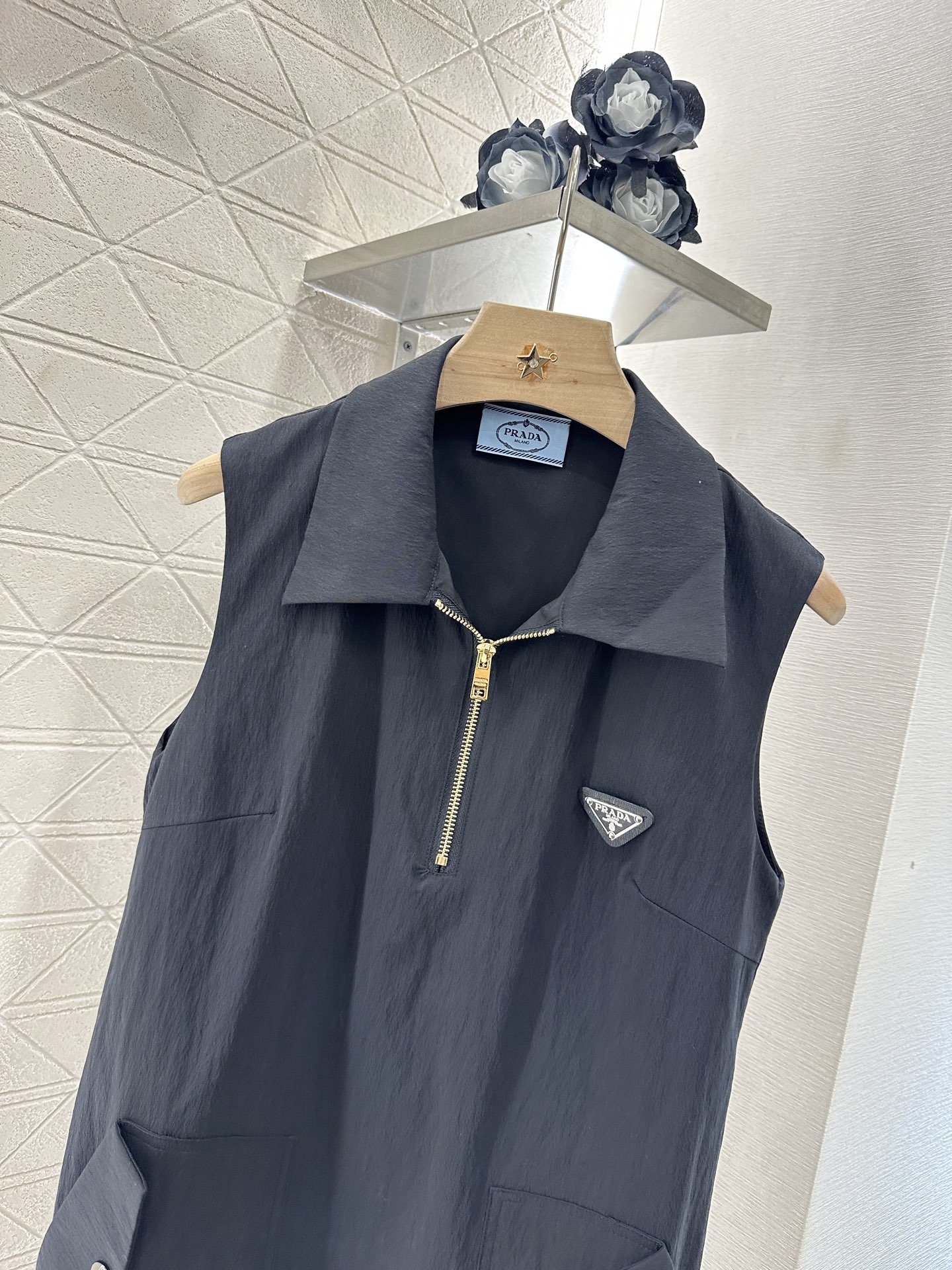 ♥Prad*♥2025新品上架
     翻领工装背心裙
定制YB进口棉纶材质 质感光泽 挺括有型 工装