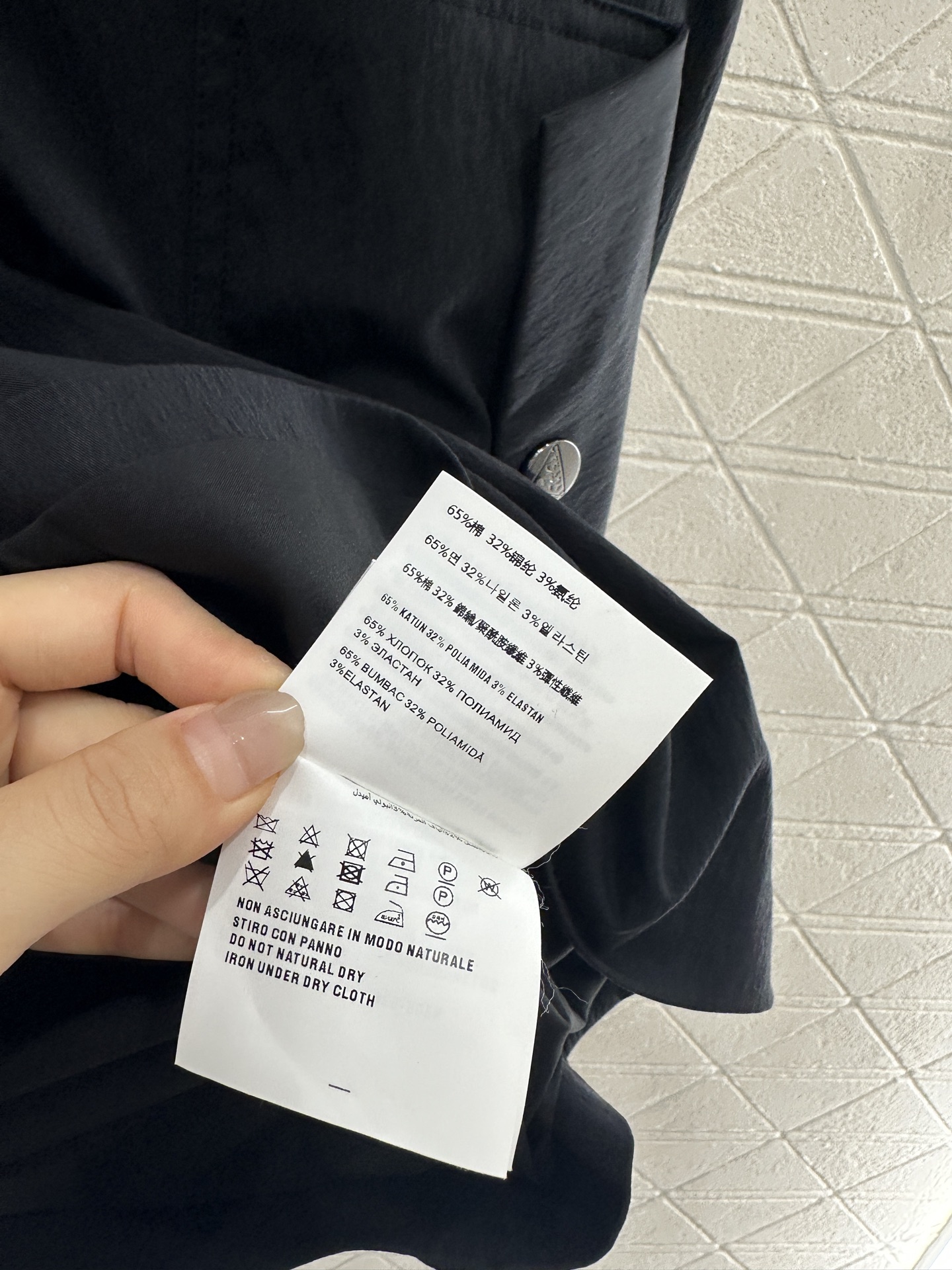 ♥Prad*♥2025新品上架
     翻领工装背心裙
定制YB进口棉纶材质 质感光泽 挺括有型 工装