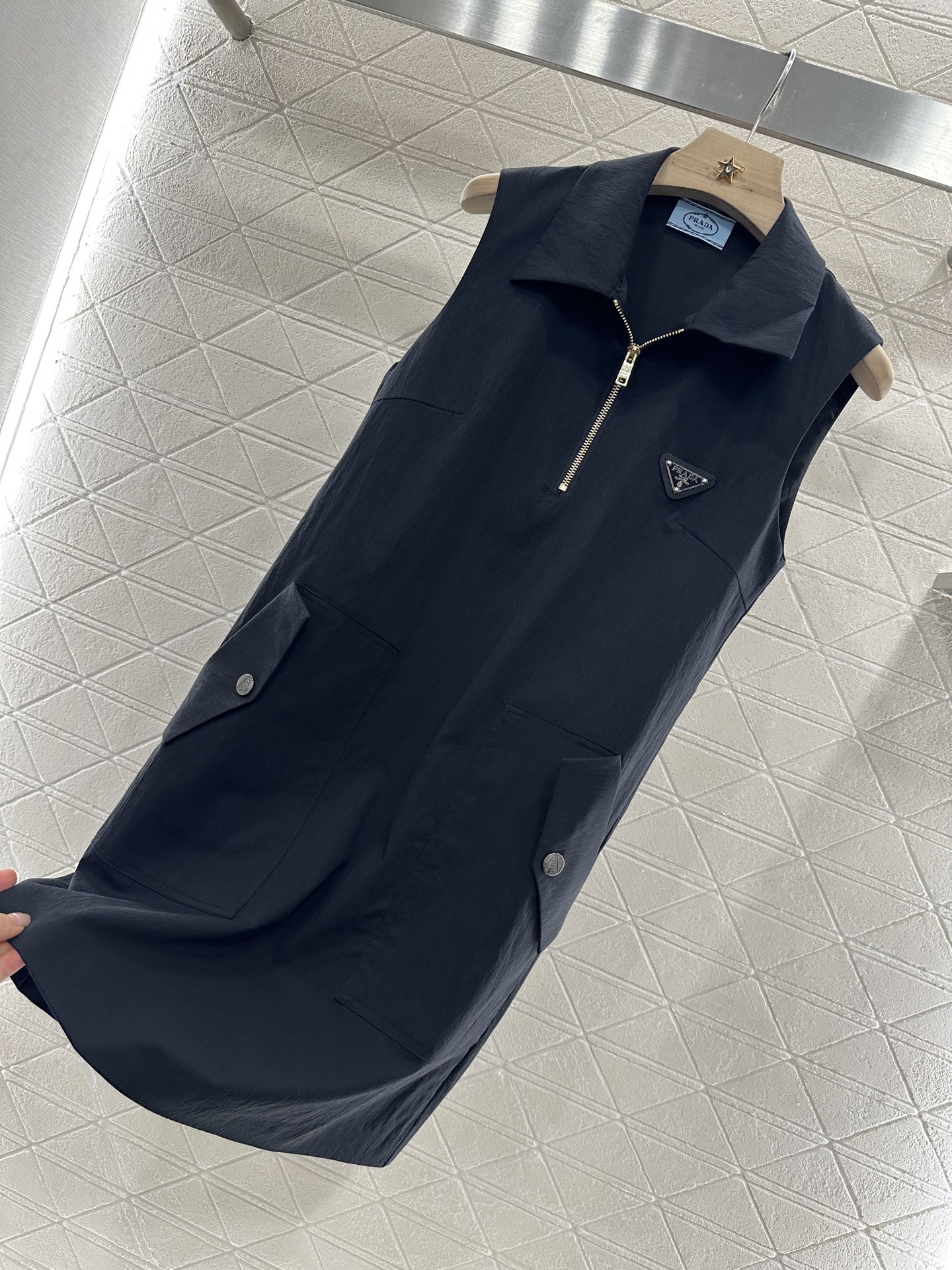 ♥Prad*♥2025新品上架
     翻领工装背心裙
定制YB进口棉纶材质 质感光泽 挺括有型 工装