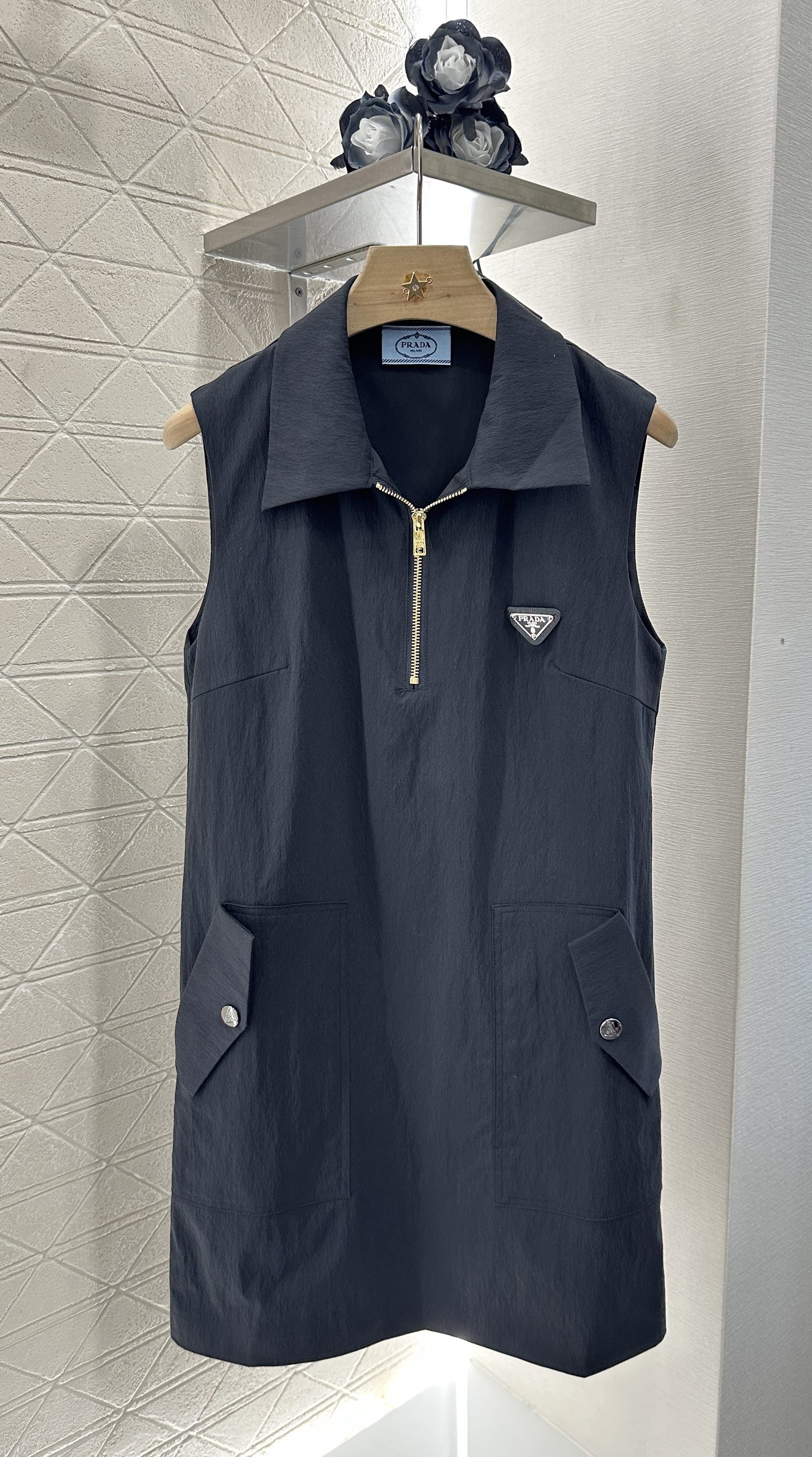 ♥Prad*♥2025新品上架
     翻领工装背心裙
定制YB进口棉纶材质 质感光泽 挺括有型 工装