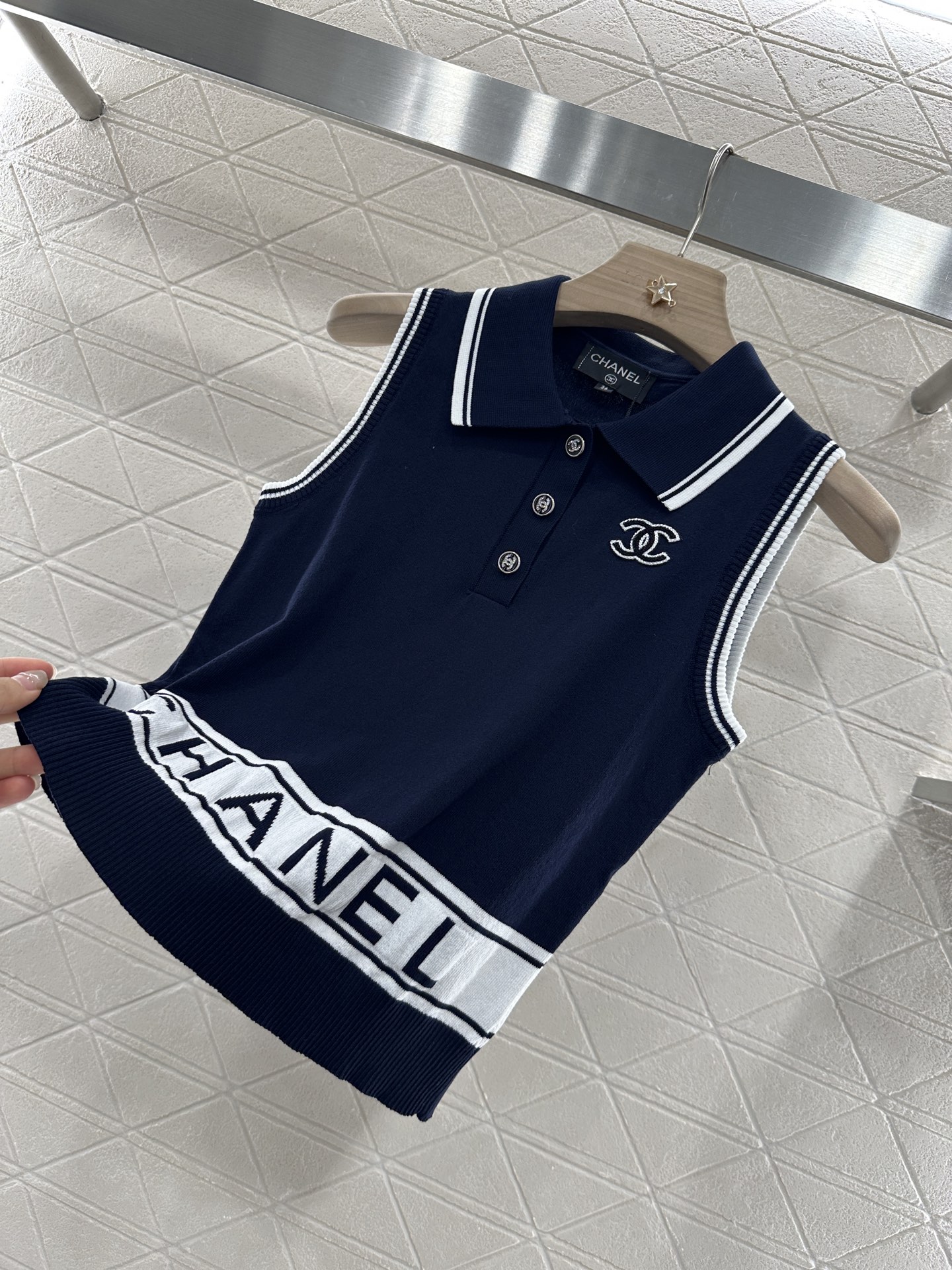 ♥Chane*♥2025新品上架
     翻领针织背心
定制YB羊毛纱线织造 质感高级舒适 翻领半开襟