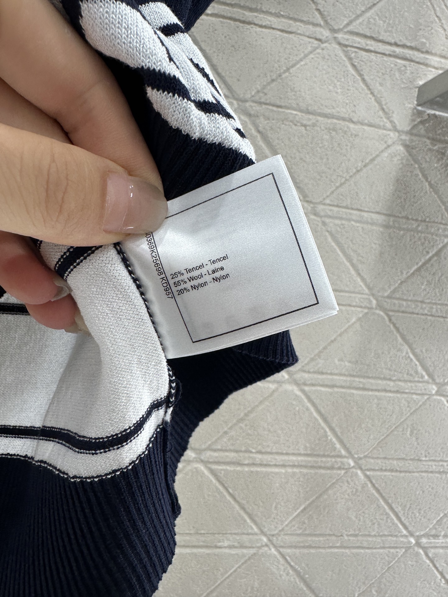 ♥Chane*♥2025新品上架
     翻领针织背心
定制YB羊毛纱线织造 质感高级舒适 翻领半开襟
