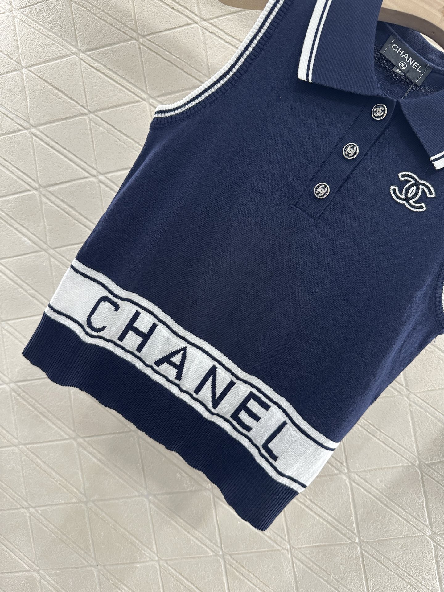 ♥Chane*♥2025新品上架
     翻领针织背心
定制YB羊毛纱线织造 质感高级舒适 翻领半开襟