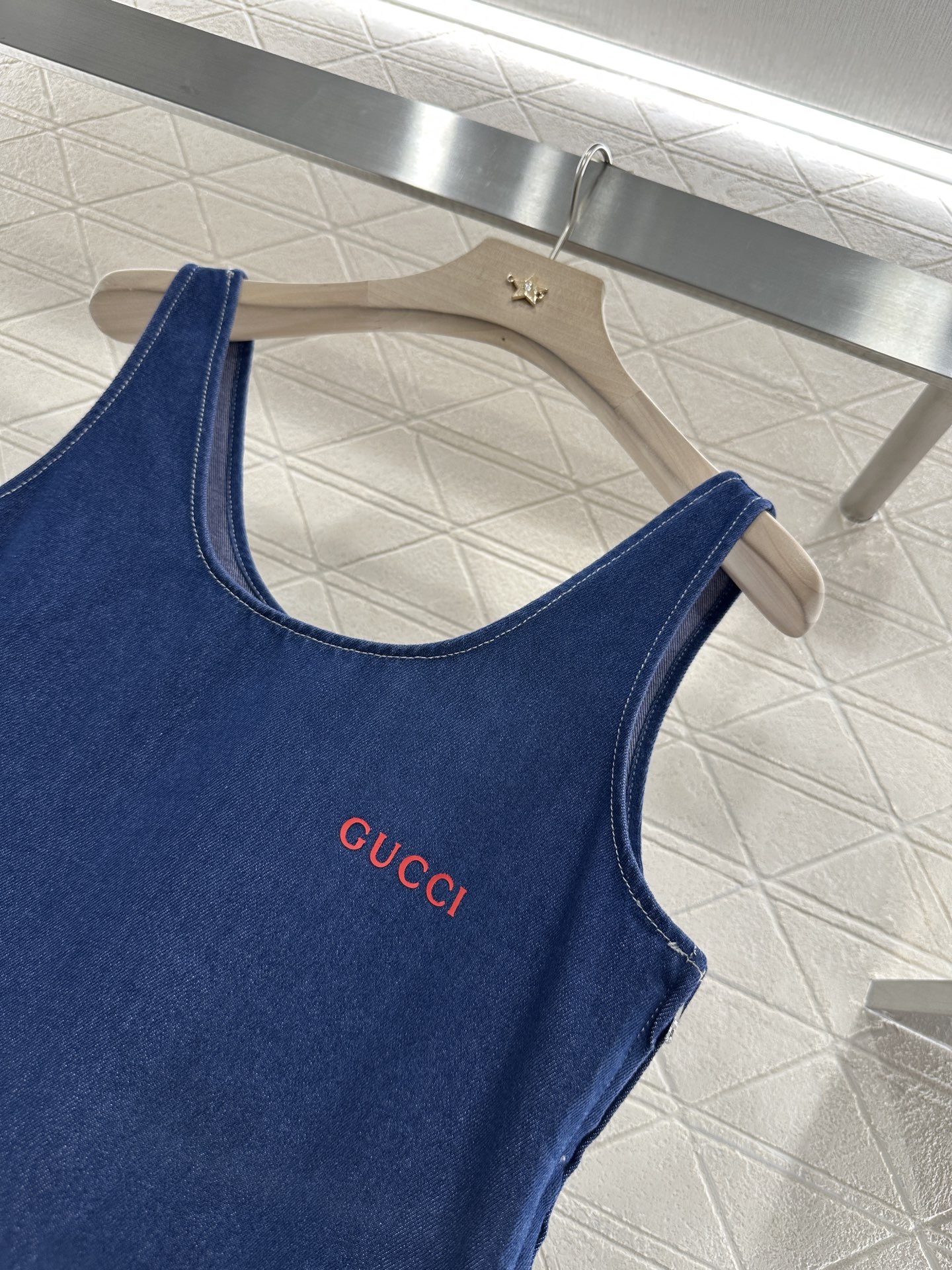 ♥Gucc*♥2025新品上架
    鱼尾无袖背心裙
定制YB斜纹棉牛仔材质 酵素水洗工艺 柔软舒适 
