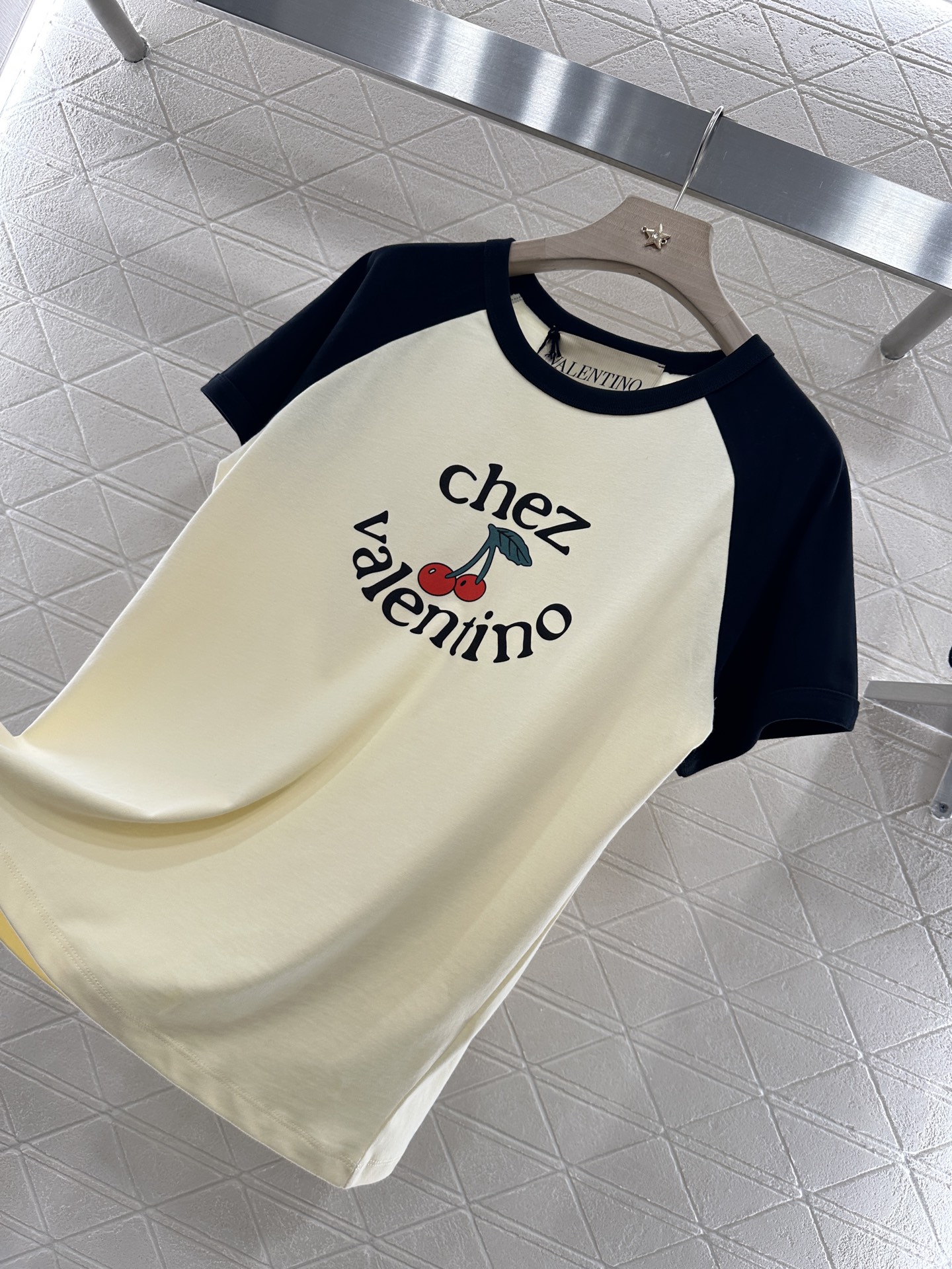 ♥Valentin*♥2025新品上架
     圆领插肩樱桃字母𝑇𝑒𝑒
定制YB原生全棉材质 透气舒适