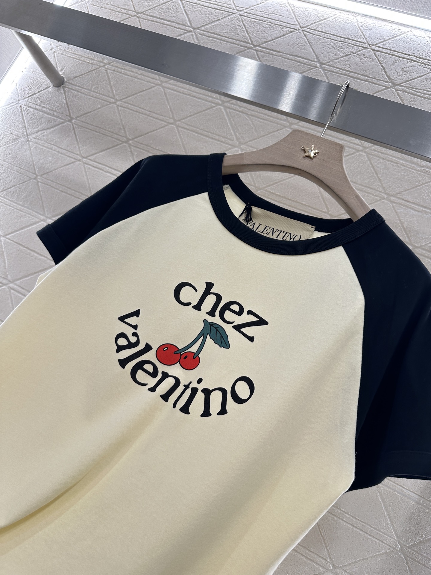 ♥Valentin*♥2025新品上架
     圆领插肩樱桃字母𝑇𝑒𝑒
定制YB原生全棉材质 透气舒适