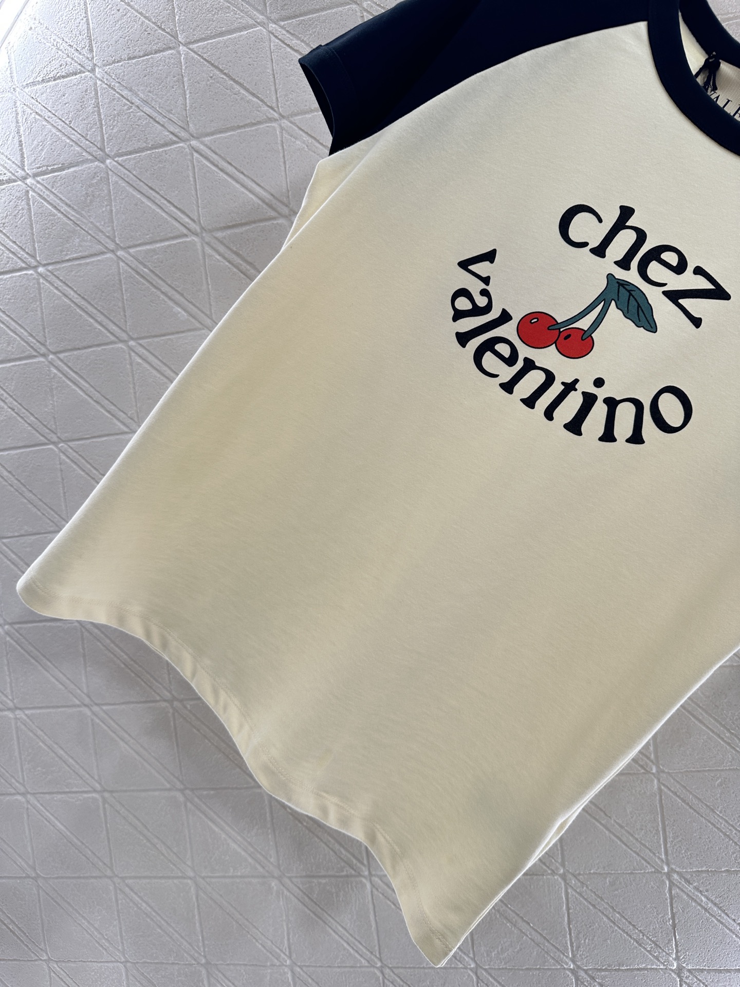 ♥Valentin*♥2025新品上架
     圆领插肩樱桃字母𝑇𝑒𝑒
定制YB原生全棉材质 透气舒适