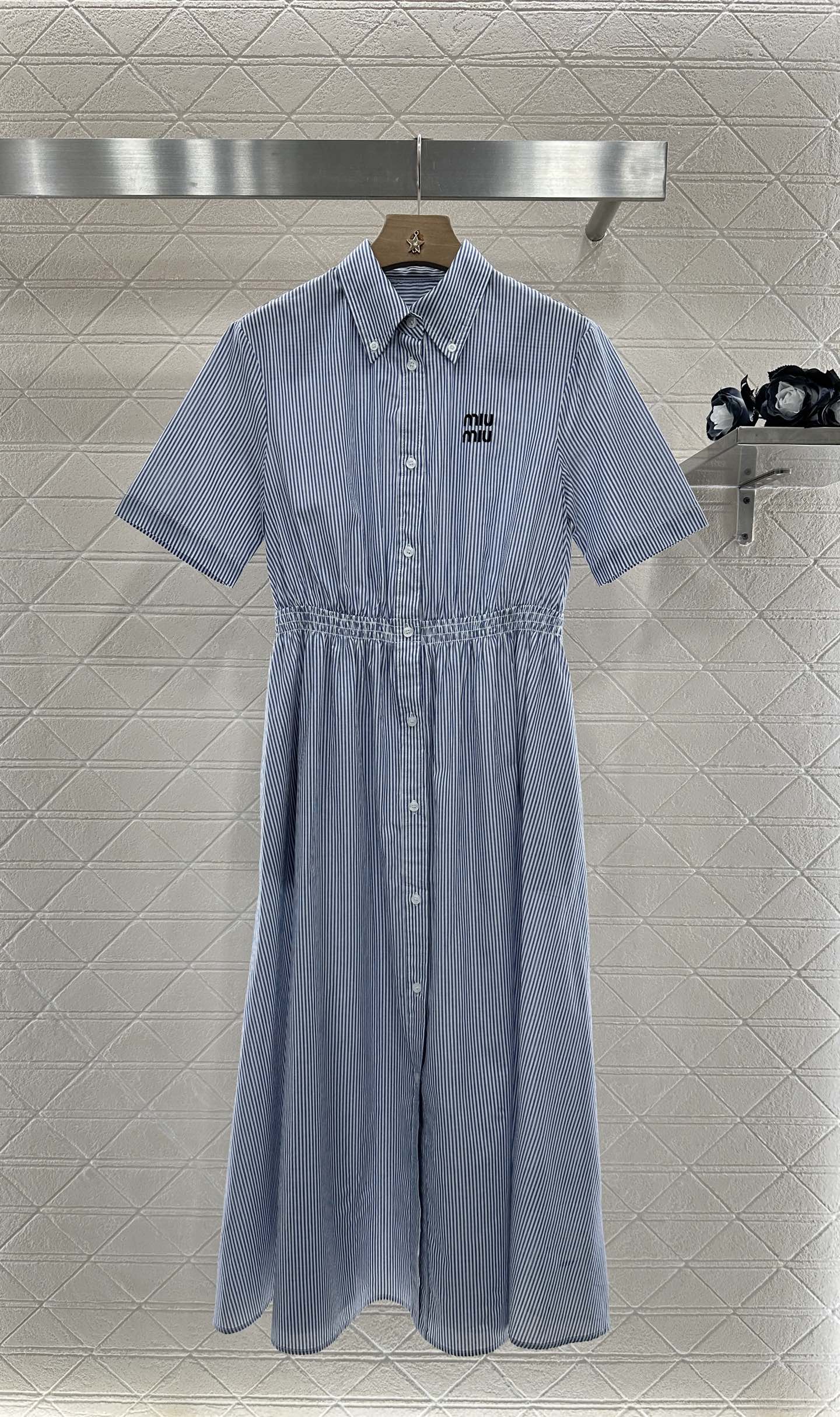 ♥Miumi*♥2025新品上架
    翻领衬衫条纹连衣裙
定制YB斜纹全棉材质 质感舒适 垂顺有型 