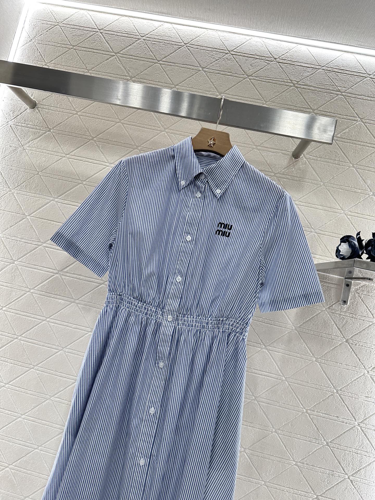 ♥Miumi*♥2025新品上架
    翻领衬衫条纹连衣裙
定制YB斜纹全棉材质 质感舒适 垂顺有型 