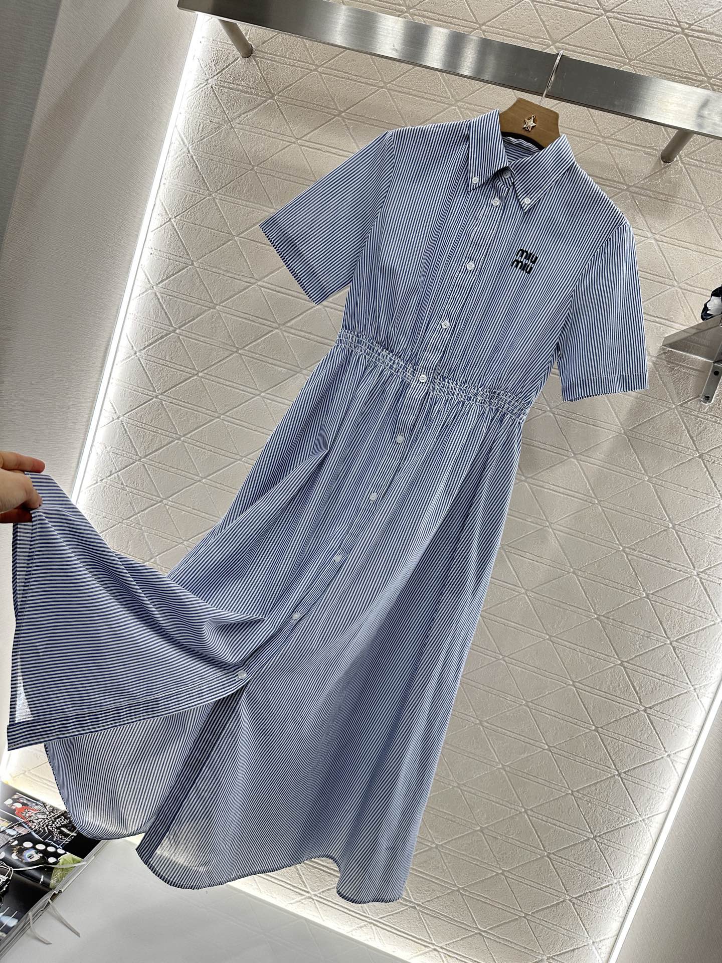 ♥Miumi*♥2025新品上架
    翻领衬衫条纹连衣裙
定制YB斜纹全棉材质 质感舒适 垂顺有型 
