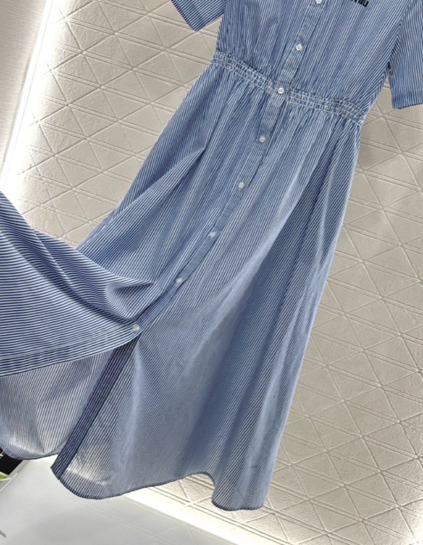 ♥Miumi*♥2025新品上架
    翻领衬衫条纹连衣裙
定制YB斜纹全棉材质 质感舒适 垂顺有型 