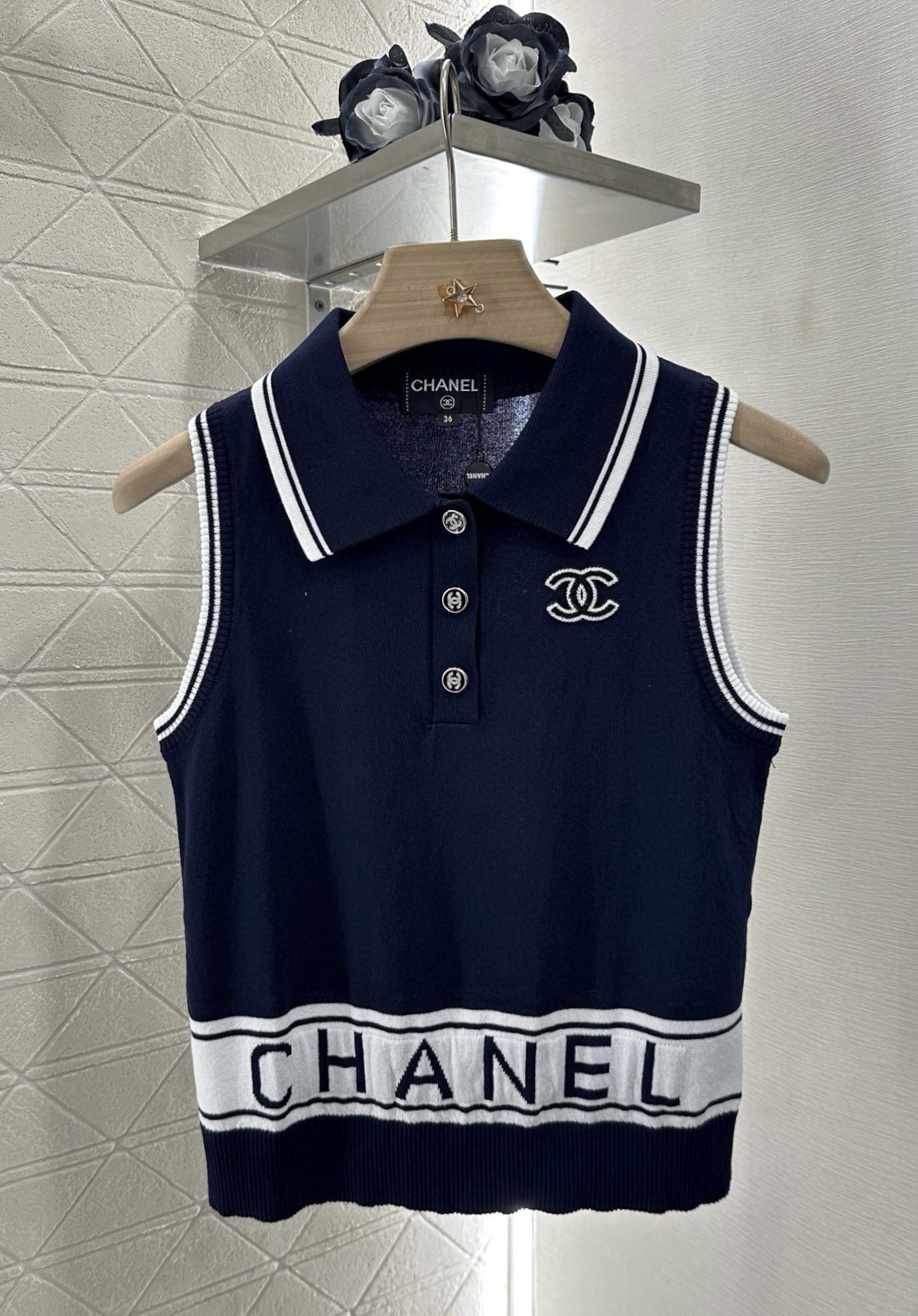 ♥Chane*♥2025新品上架
     翻领针织背心
定制YB羊毛纱线织造 质感高级舒适 翻领半开襟