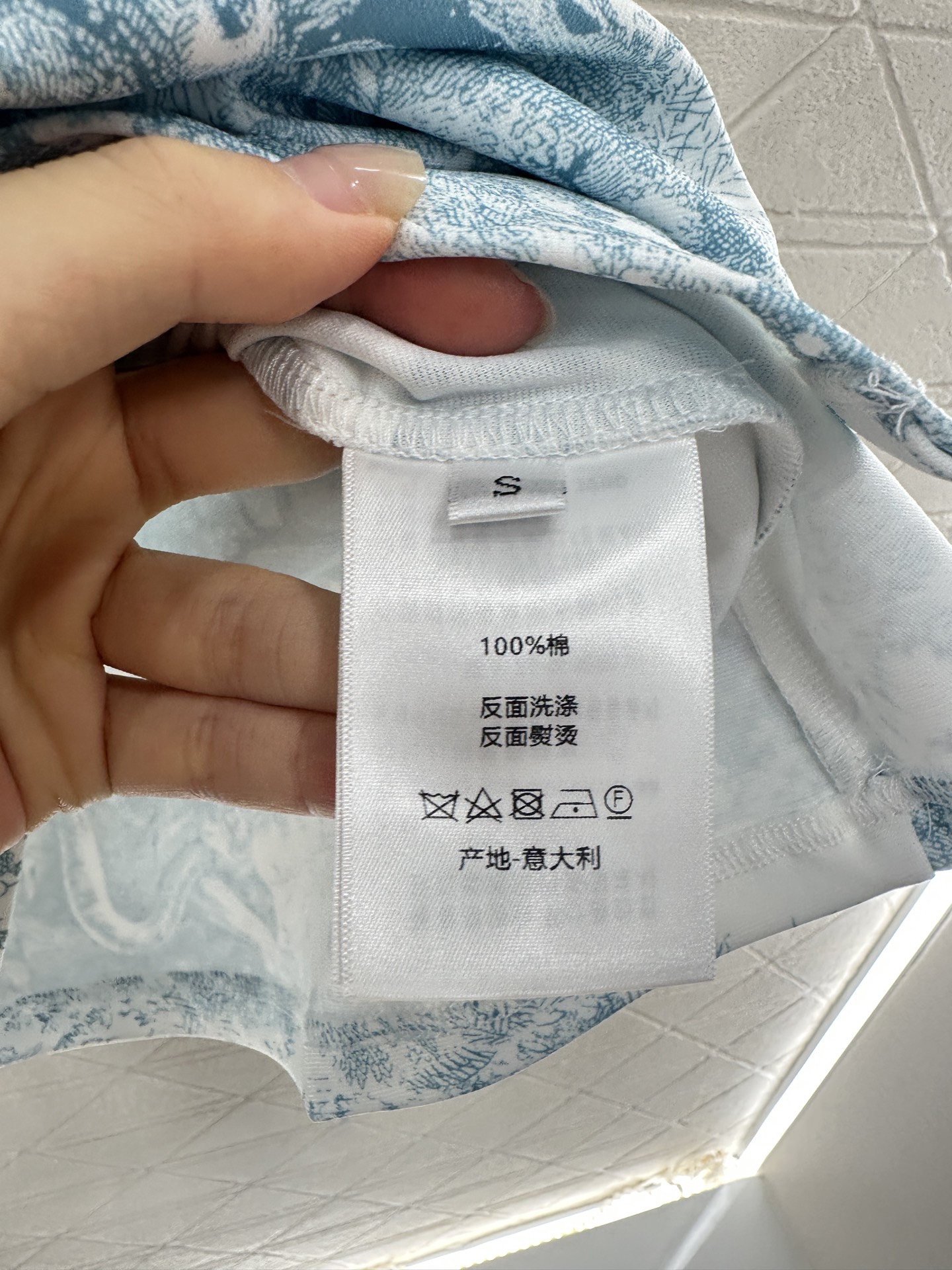 ♥Dio*♥2025新品上架
  活性印花系带连衣裙
定制YB斜纹全棉材质 透气舒适 质感十足 不规则连