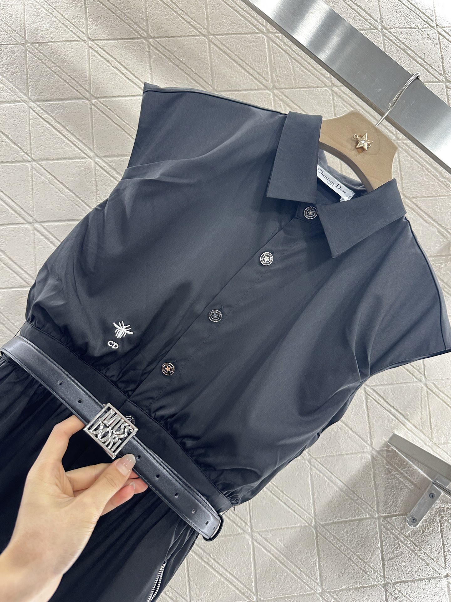 ♥Dio*♥2025新品上架
       腰带连衣裙
定制YB进口棉涤材质 质感舒适细腻 垂顺光泽 半