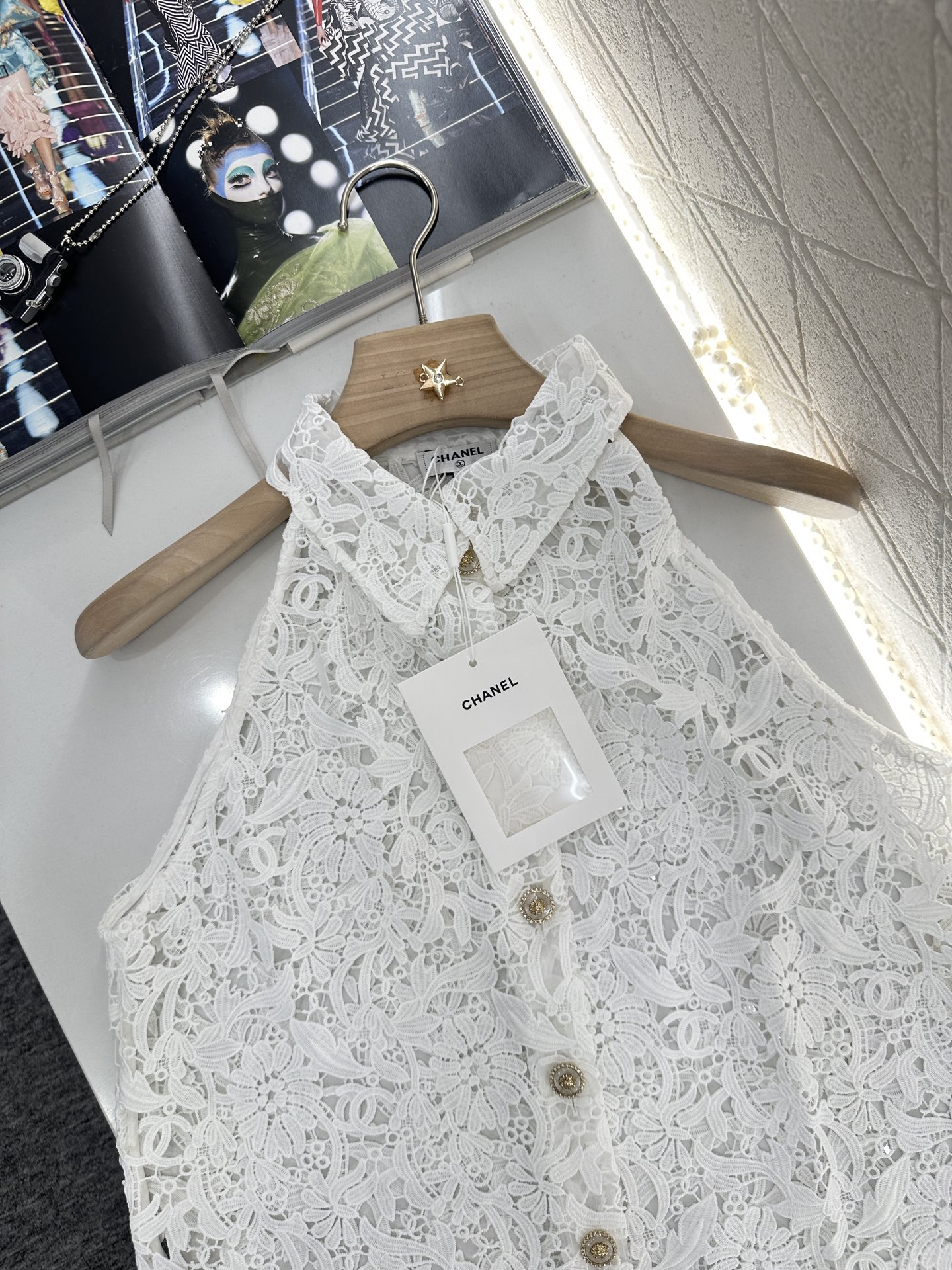 ♥Chane*♥2025新品上架
    重工绣花挖肩上衣
定制YB进口重工水溶绣花材质 肌理明显 透气