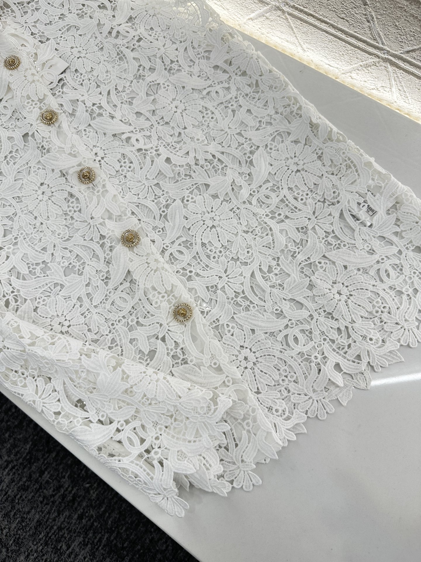 ♥Chane*♥2025新品上架
    重工绣花挖肩上衣
定制YB进口重工水溶绣花材质 肌理明显 透气