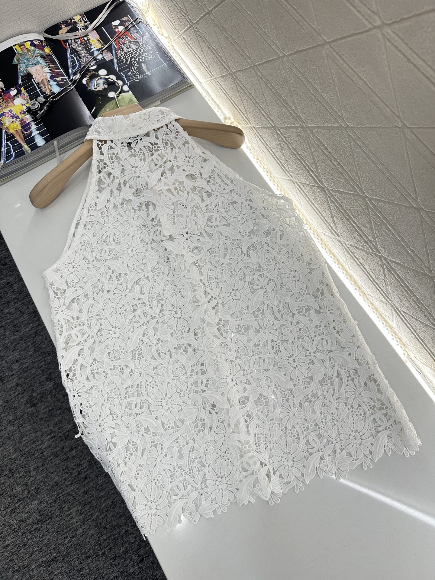 ♥Chane*♥2025新品上架
    重工绣花挖肩上衣
定制YB进口重工水溶绣花材质 肌理明显 透气