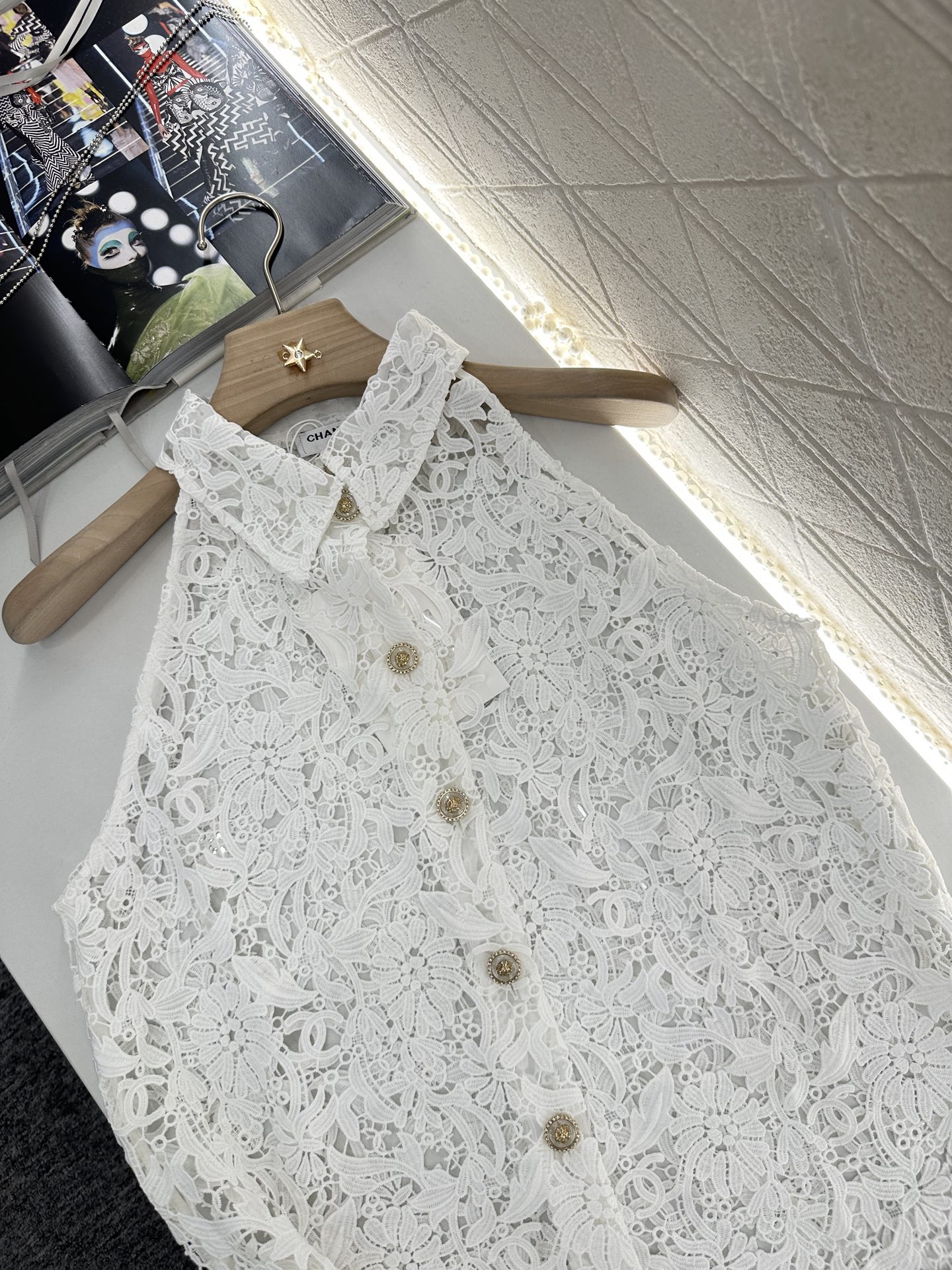 ♥Chane*♥2025新品上架
    重工绣花挖肩上衣
定制YB进口重工水溶绣花材质 肌理明显 透气