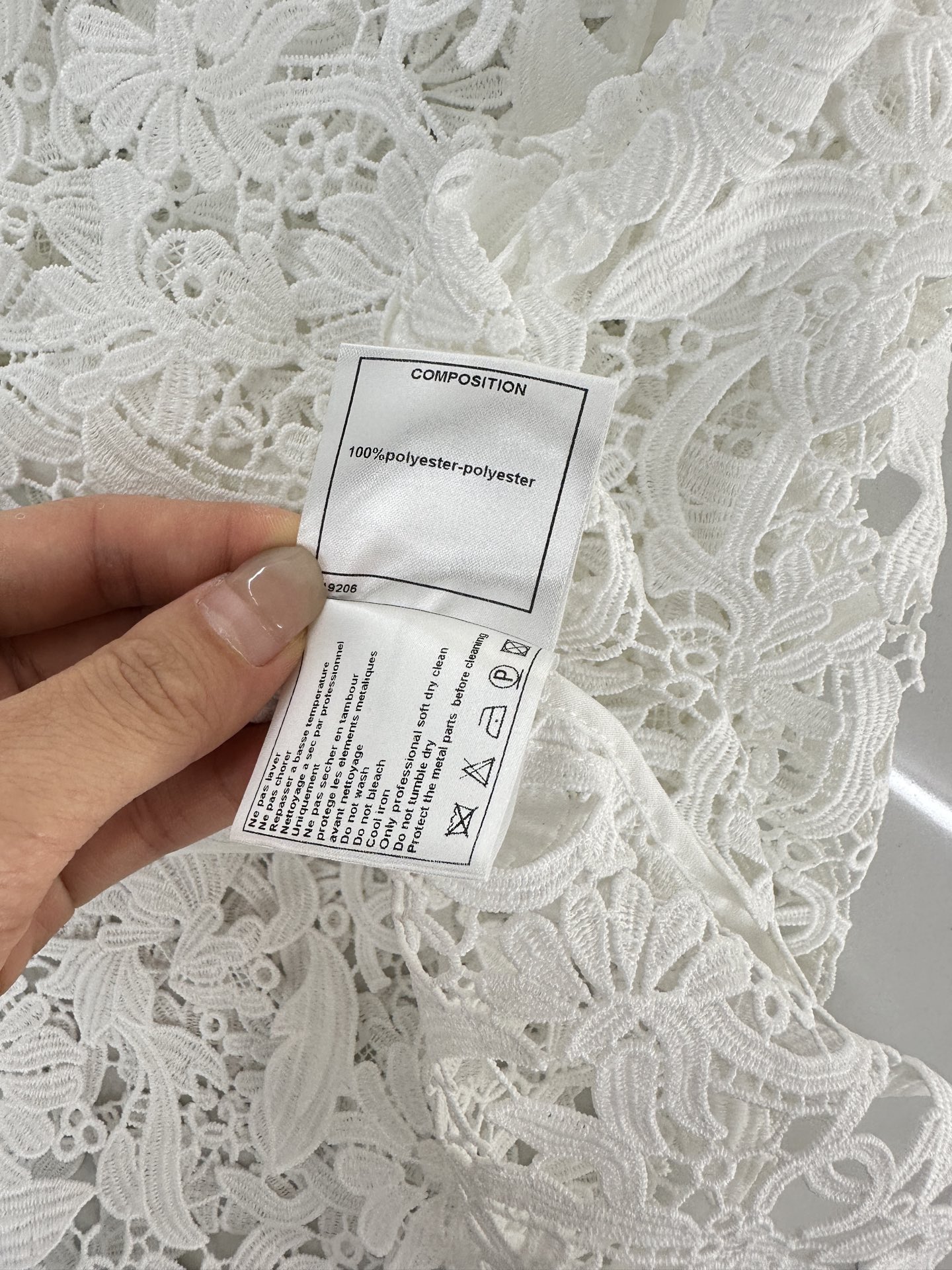 ♥Chane*♥2025新品上架
    重工绣花挖肩上衣
定制YB进口重工水溶绣花材质 肌理明显 透气