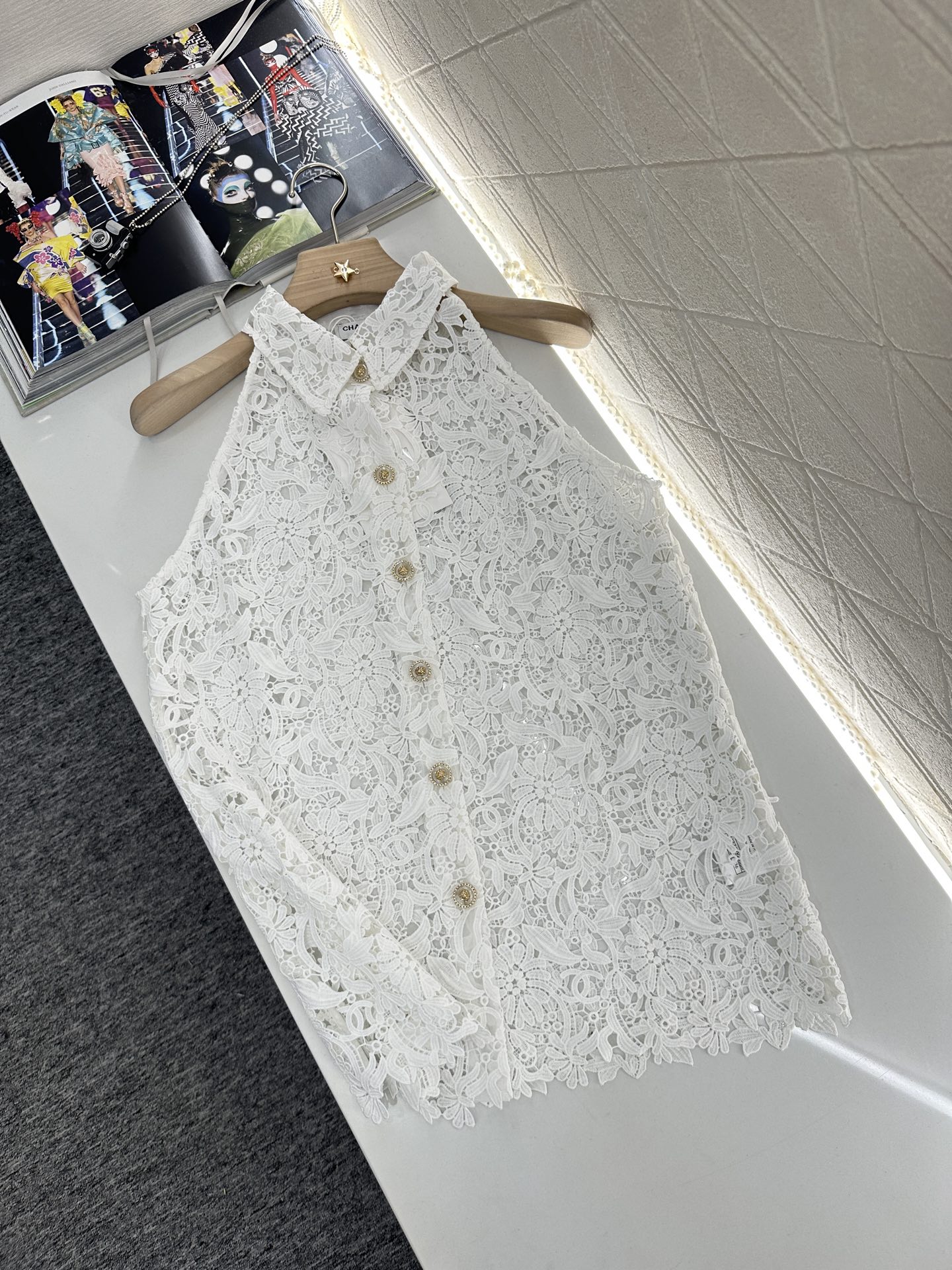 ♥Chane*♥2025新品上架
    重工绣花挖肩上衣
定制YB进口重工水溶绣花材质 肌理明显 透气