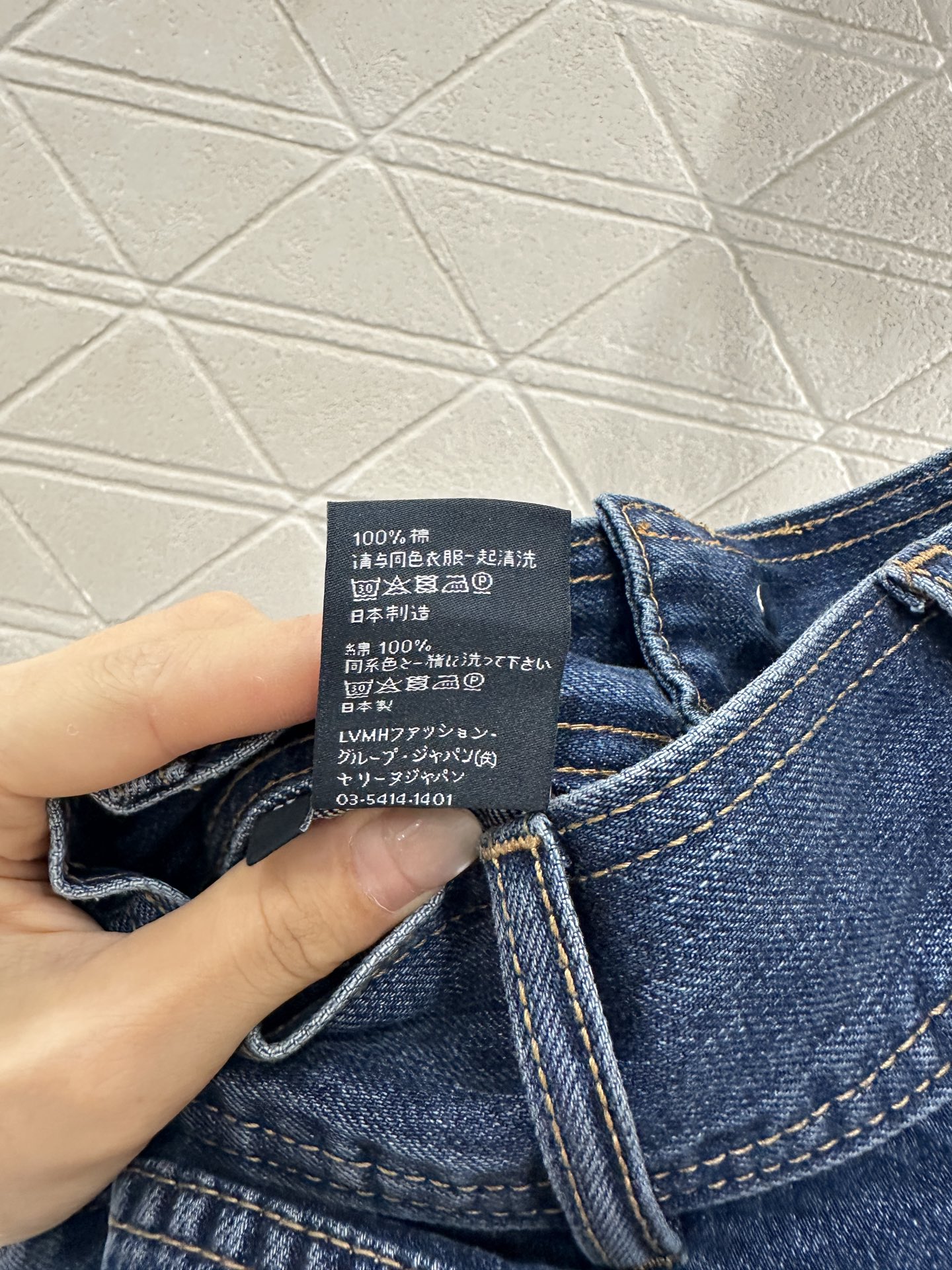 ♥Celin*♥2025新品上架
   高腰磨白牛仔口袋短裤
定制YB斜纹棉牛仔材质 多重水洗 呈现出挺
