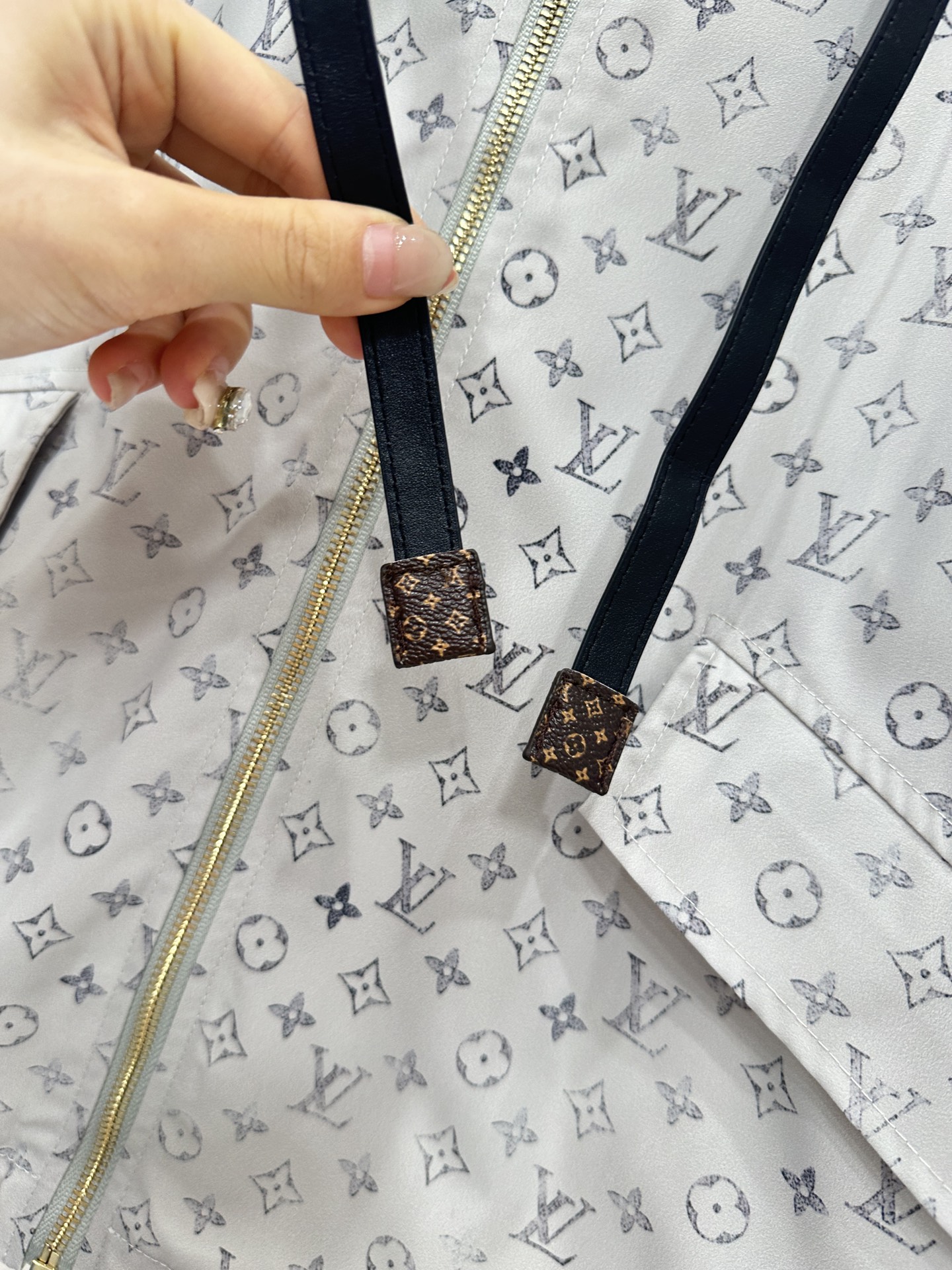 ♥Louis Vuitto*♥2025新品上架
     连帽印花冲锋夹克
定制YB进口加厚冲锋尼龙材质
