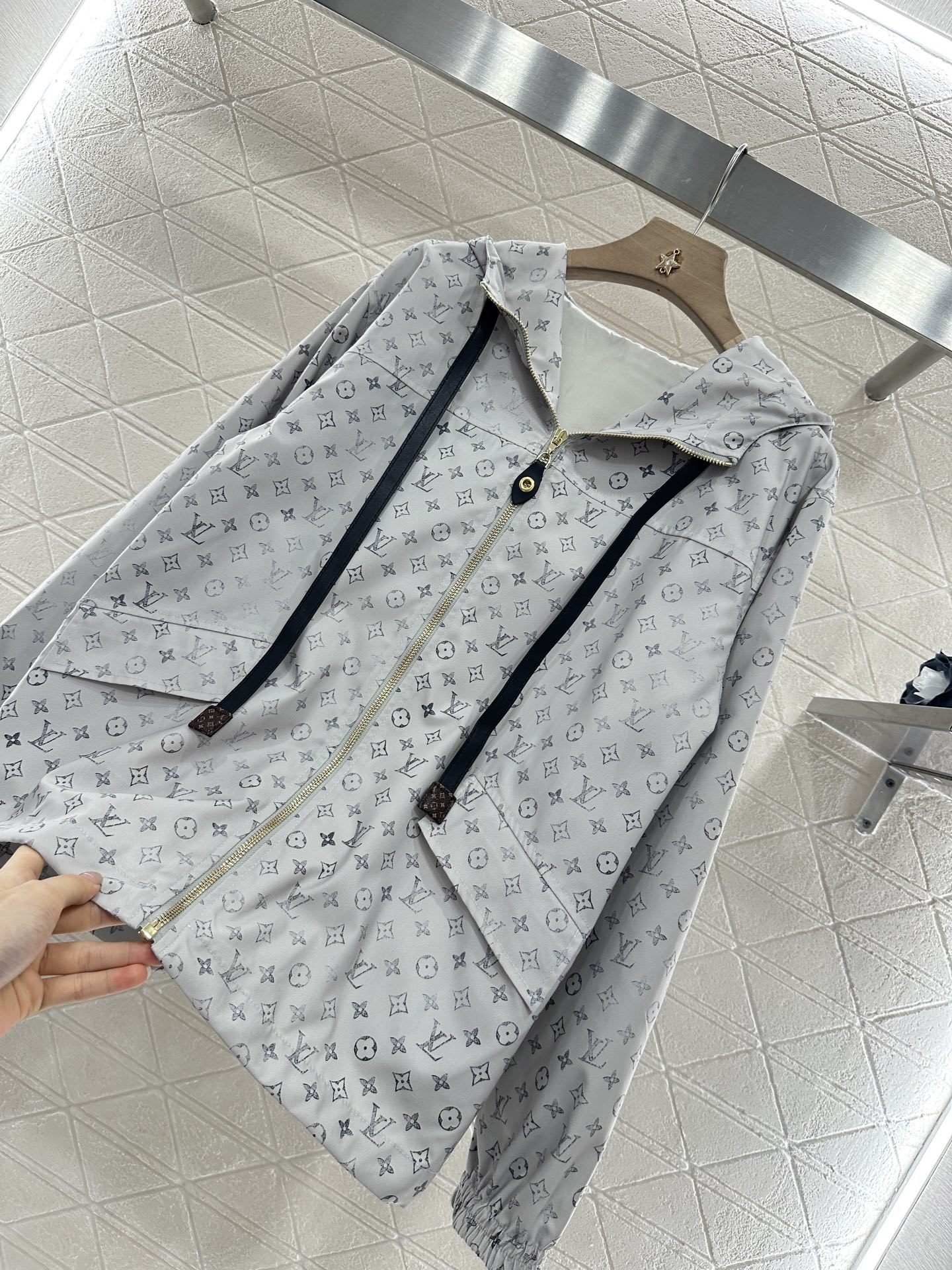 ♥Louis Vuitto*♥2025新品上架
     连帽印花冲锋夹克
定制YB进口加厚冲锋尼龙材质