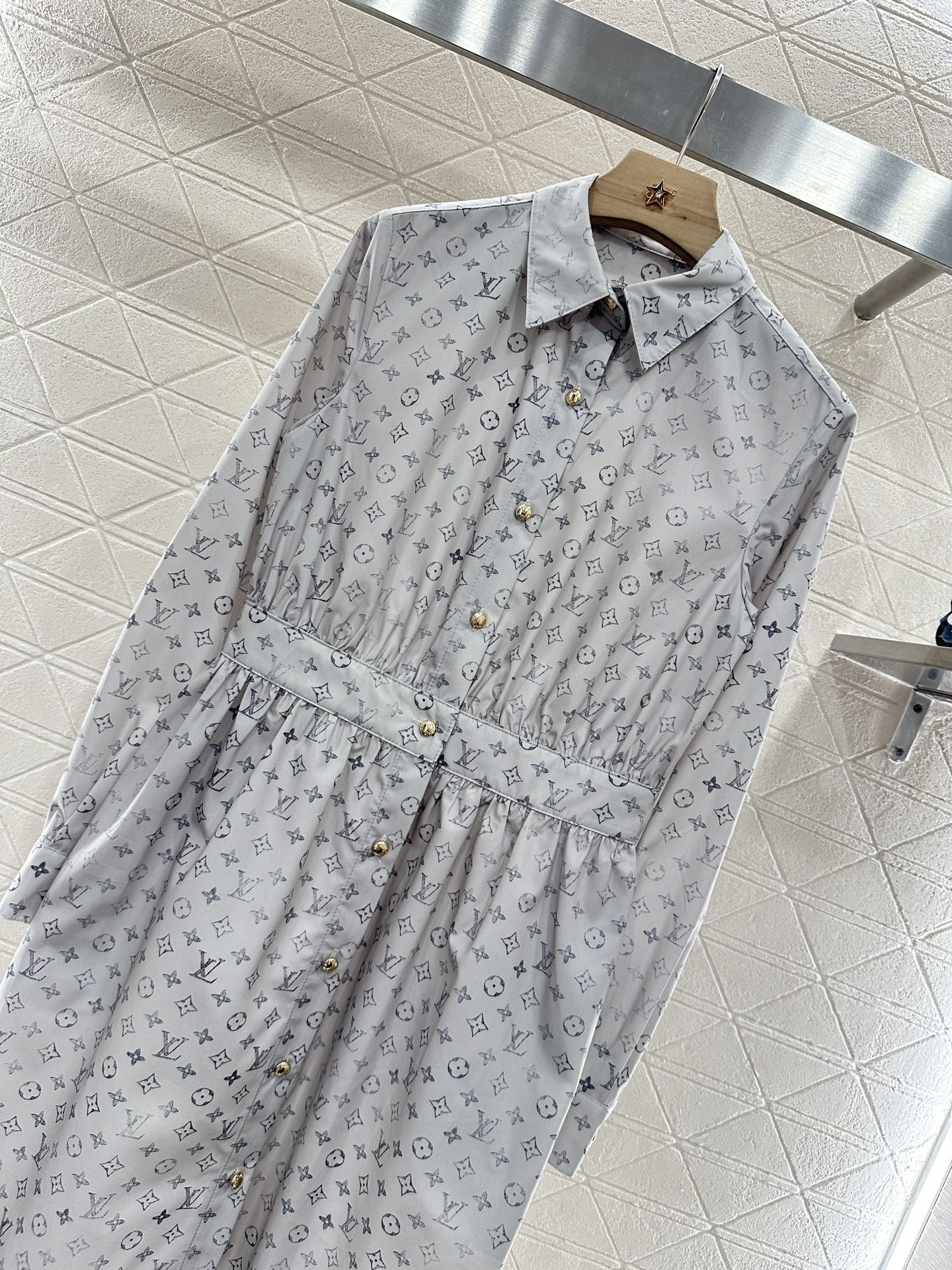 ♥Louis Vuitto*♥2025新品上架
   印花收腰衬衫连衣裙
定制YB进口斜纹绸材质 质感透