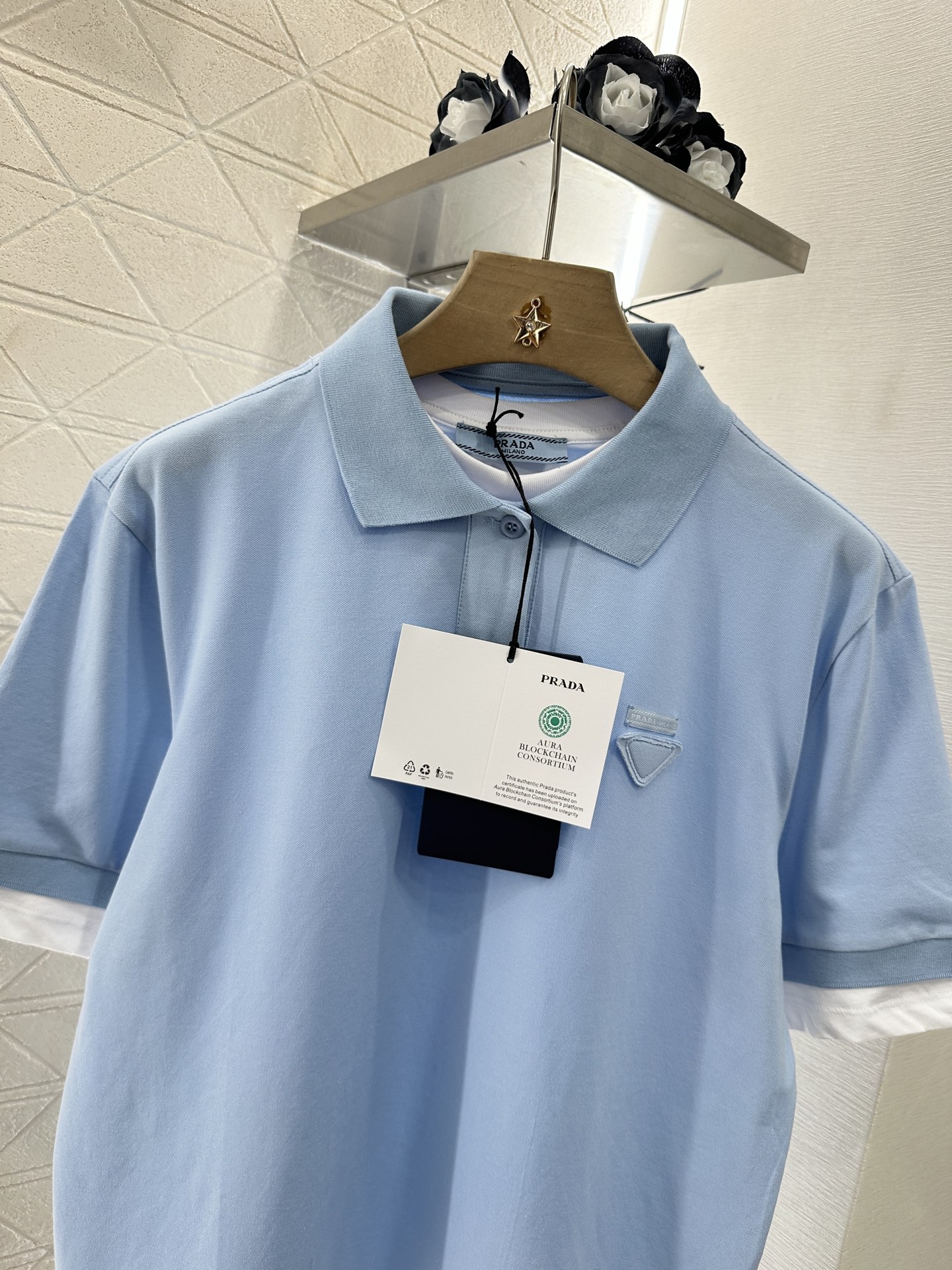 ♥Prad*♥2025新品上架
    撞色假两件𝑝𝑜𝑙𝑜衫
定制YB原生朱地全棉材质 质地轻薄 带有孔